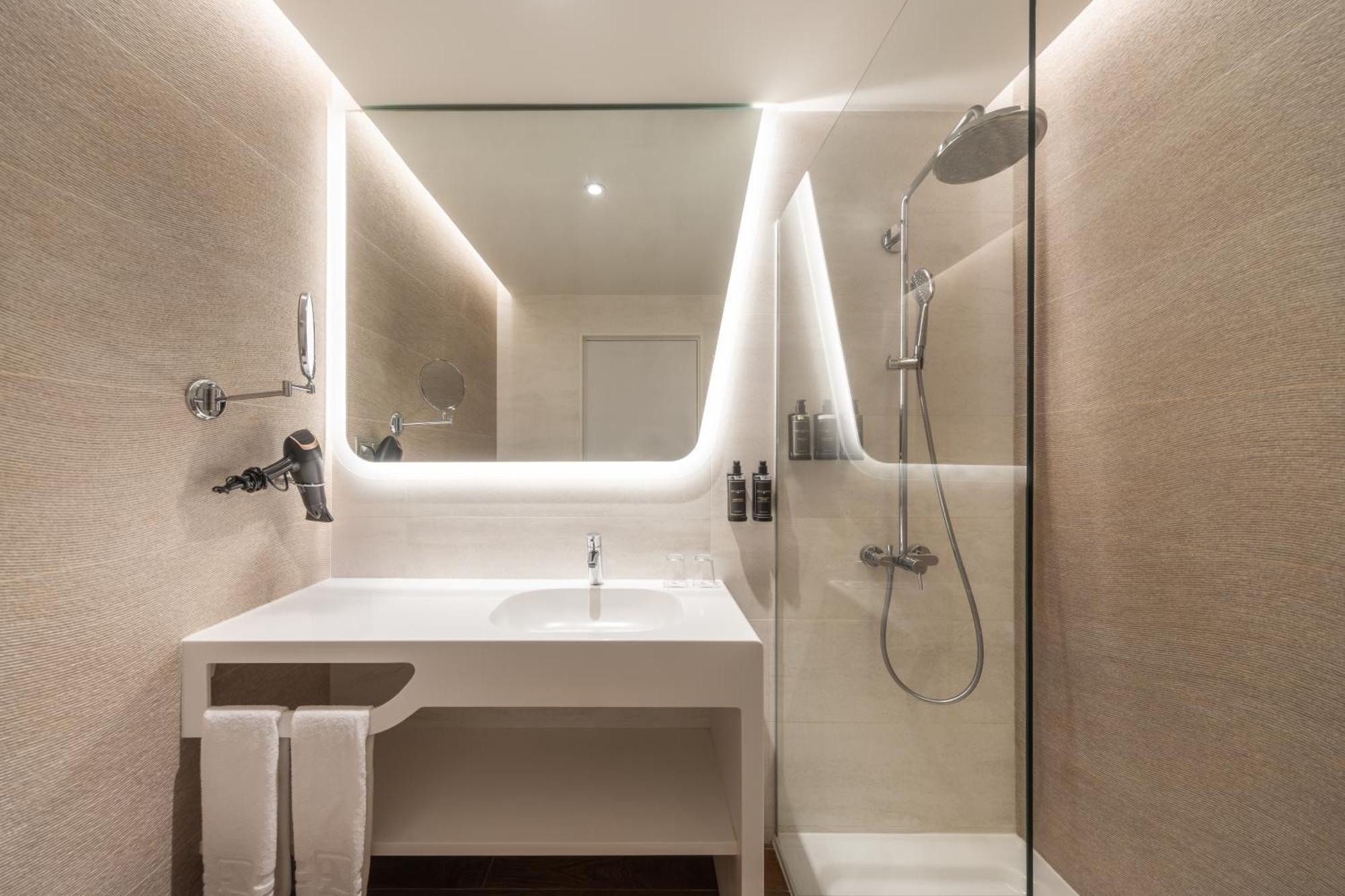 Queen or Twin Room Balcony Sea View