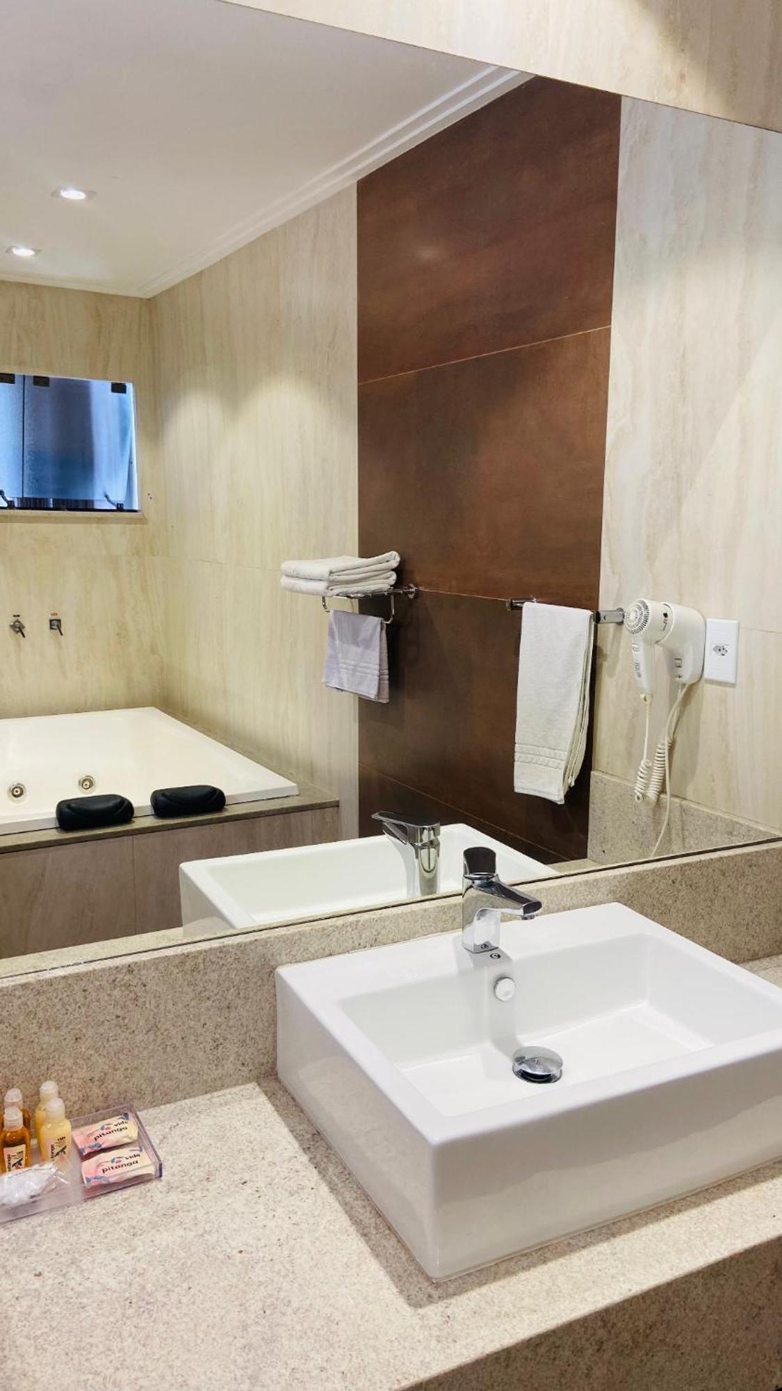 Deluxe Suite Spa Bath