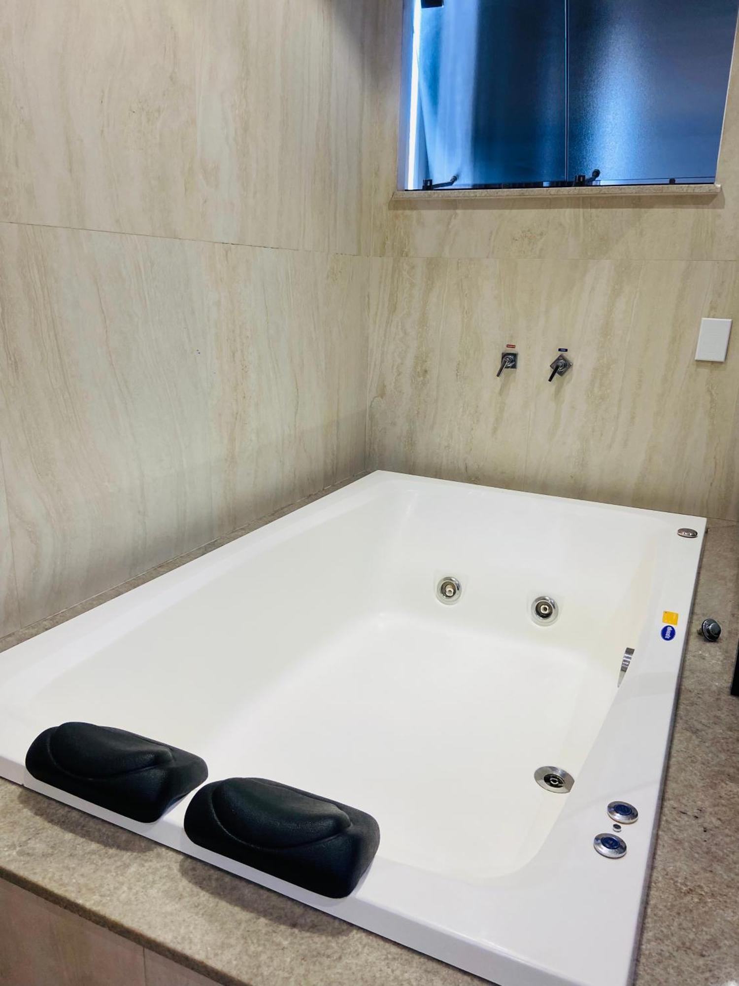 Deluxe Suite Spa Bath