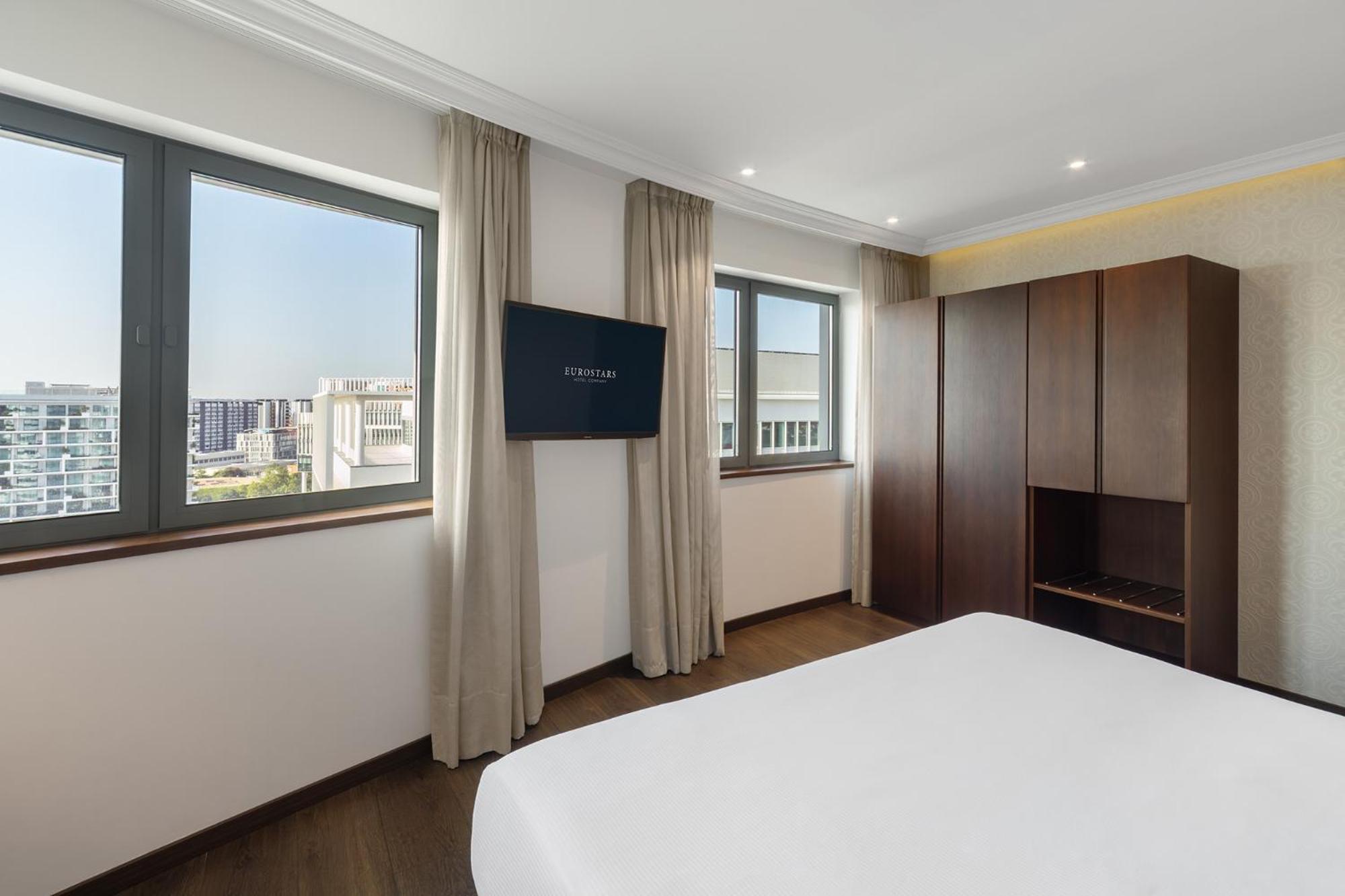 Deluxe Double or Twin Room City View