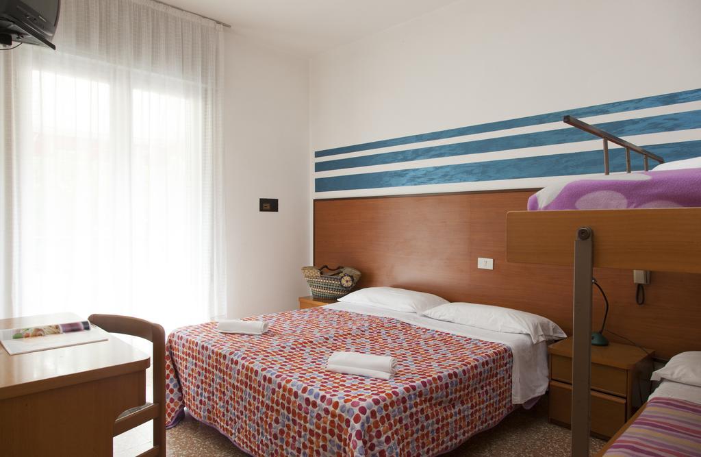 Double or Twin Room,379654210:JPEG