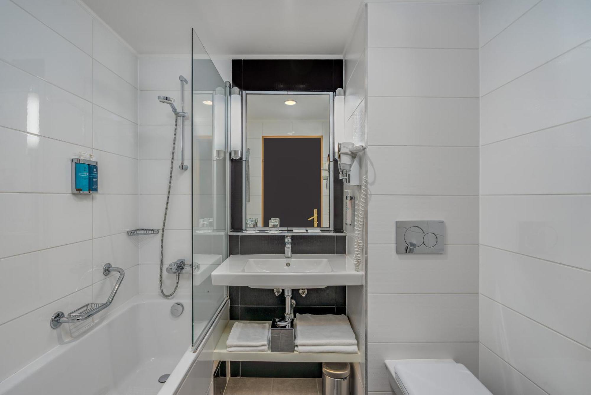 Deluxe Twin Room Wellness Fitness Access