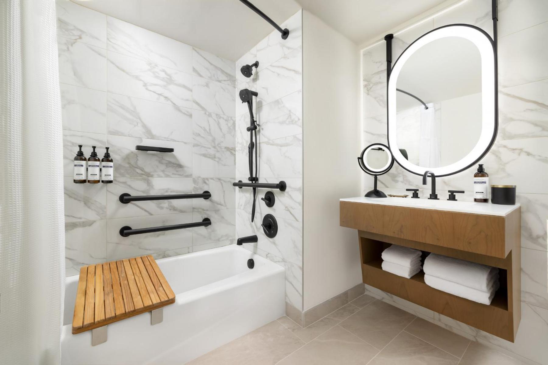 Corner King Room Tub Accessible