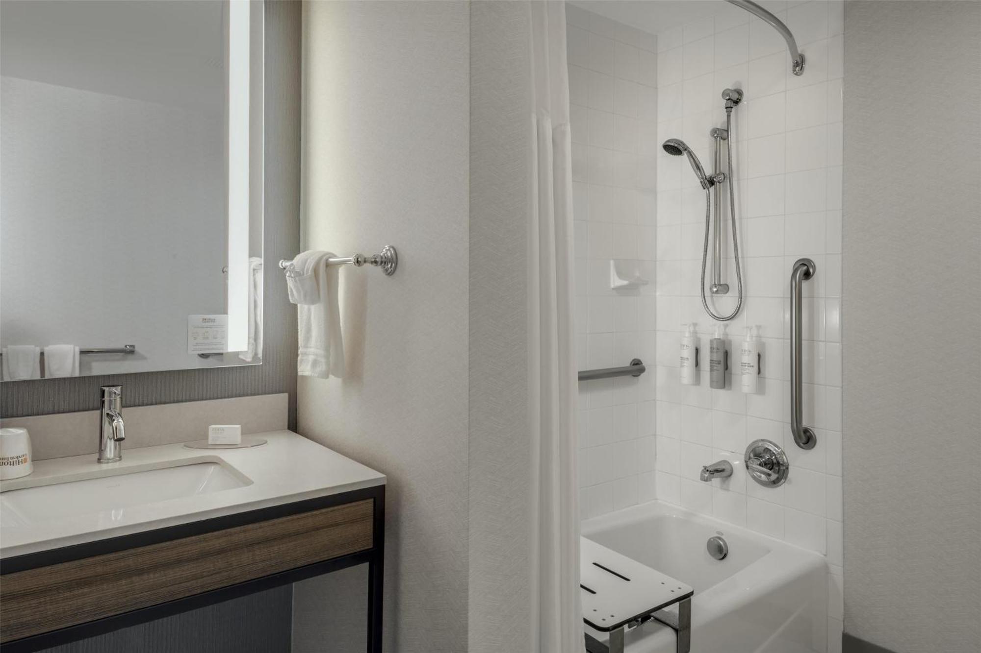 King Room with Accessible Tub - Mobility Access,1703552793:JPEG