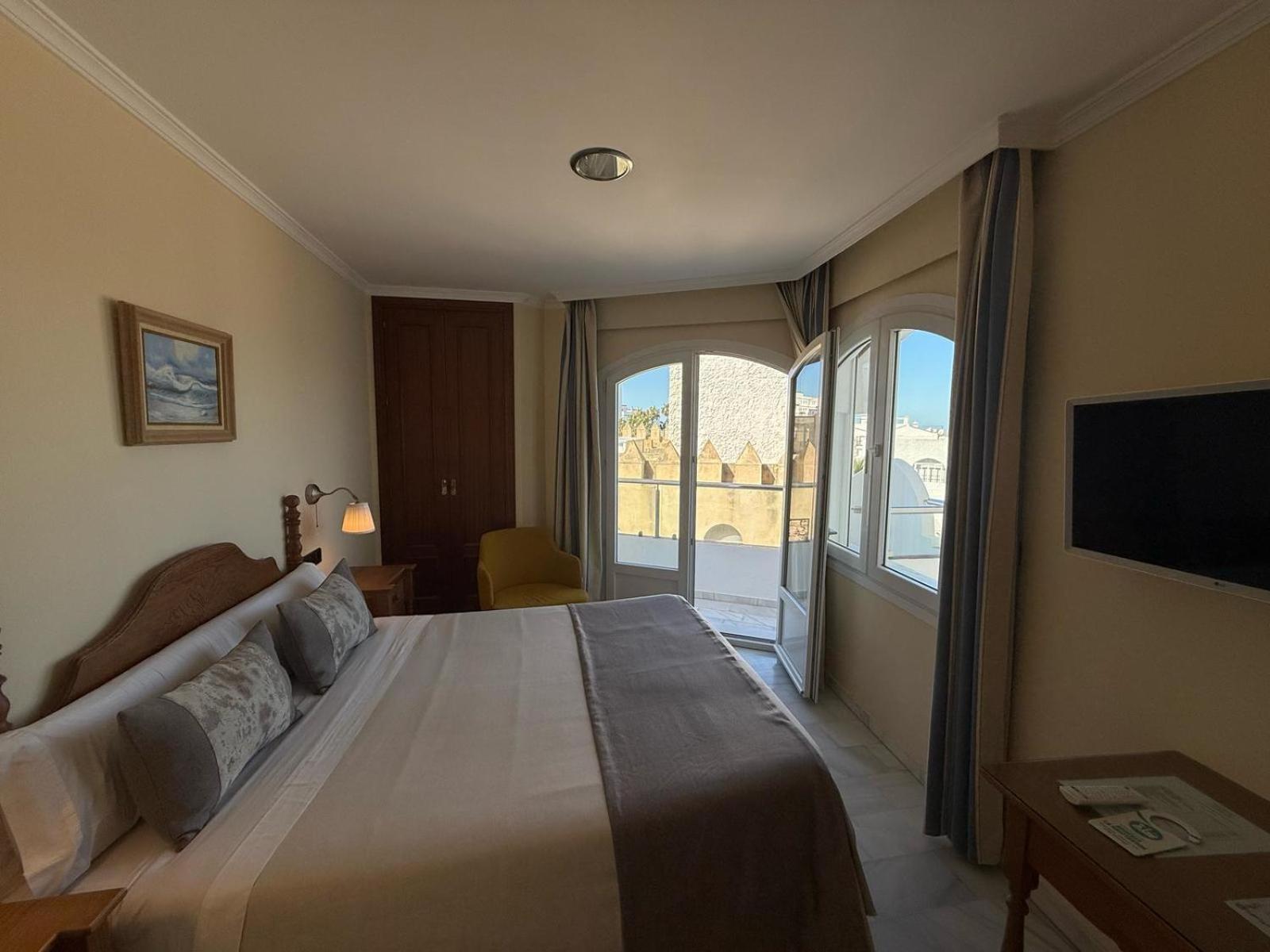 Double Room with Balcony and Sea View,727648231:JPEG