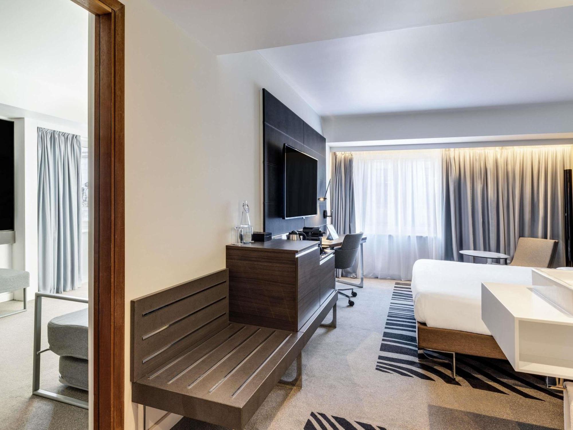 Suite con cama extragrande y sofá cama