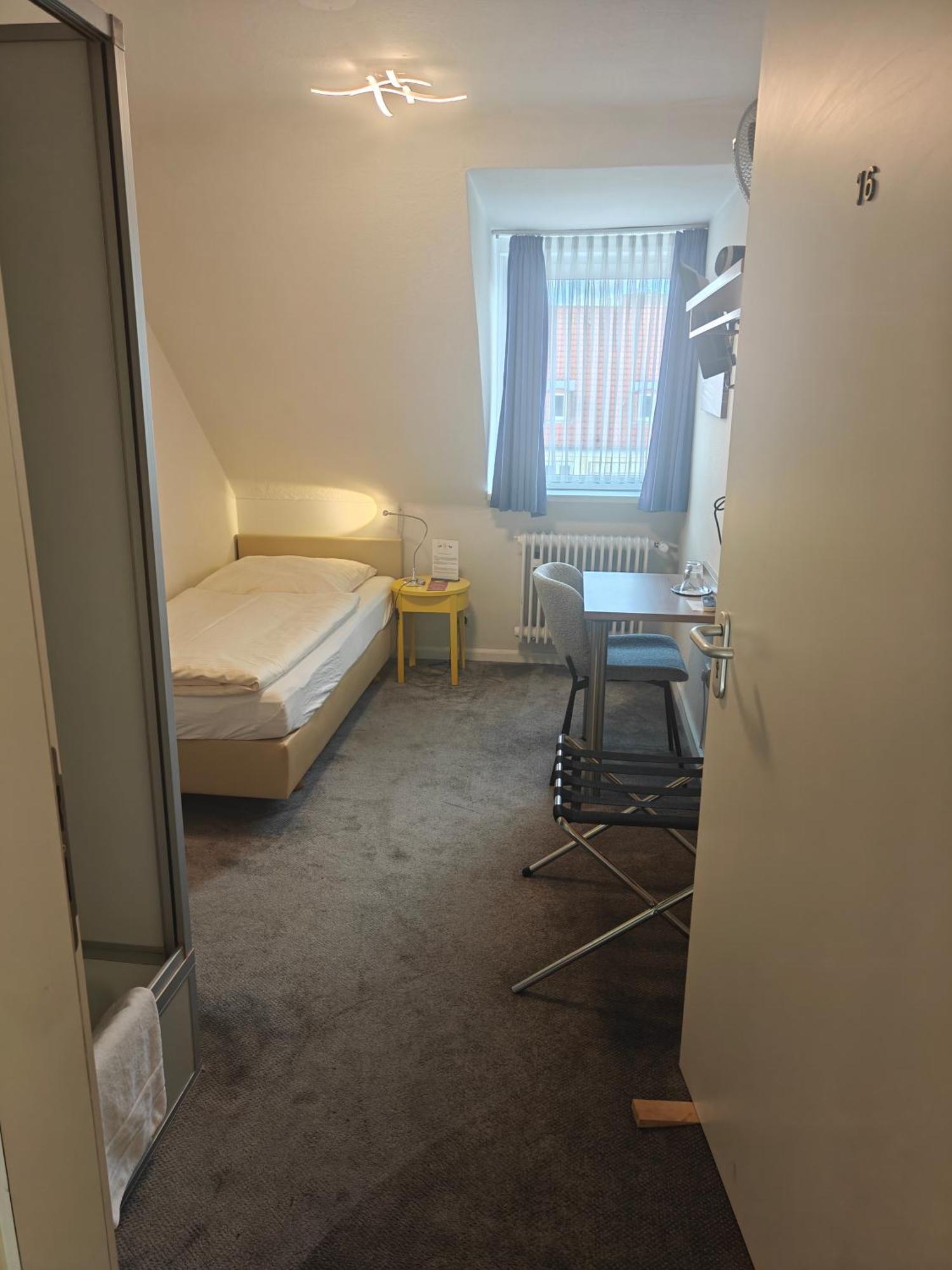 Chambre Simple avec Douche Privative et Toilettes Communes