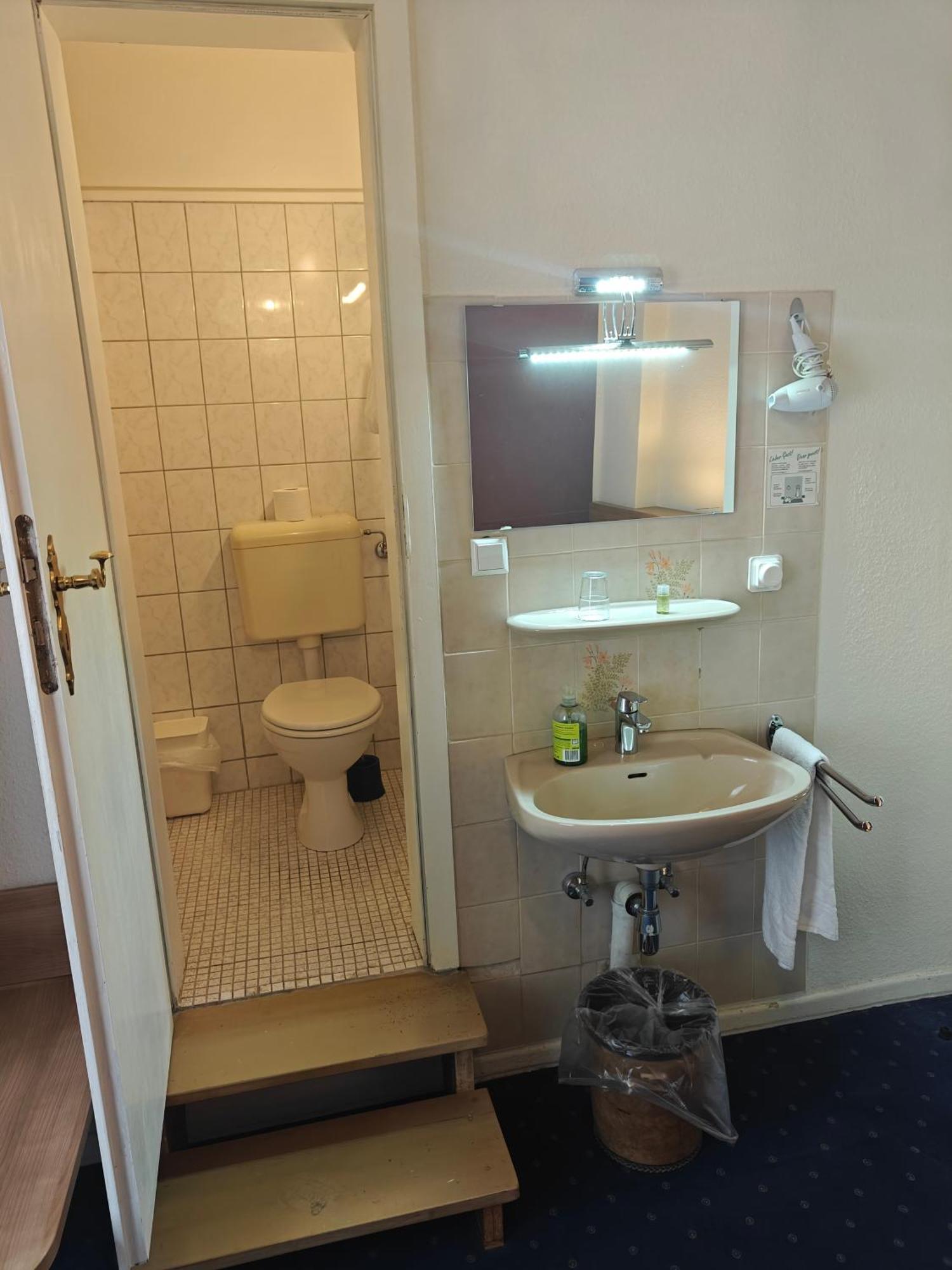 Chambre Simple avec Douche et Toilettes