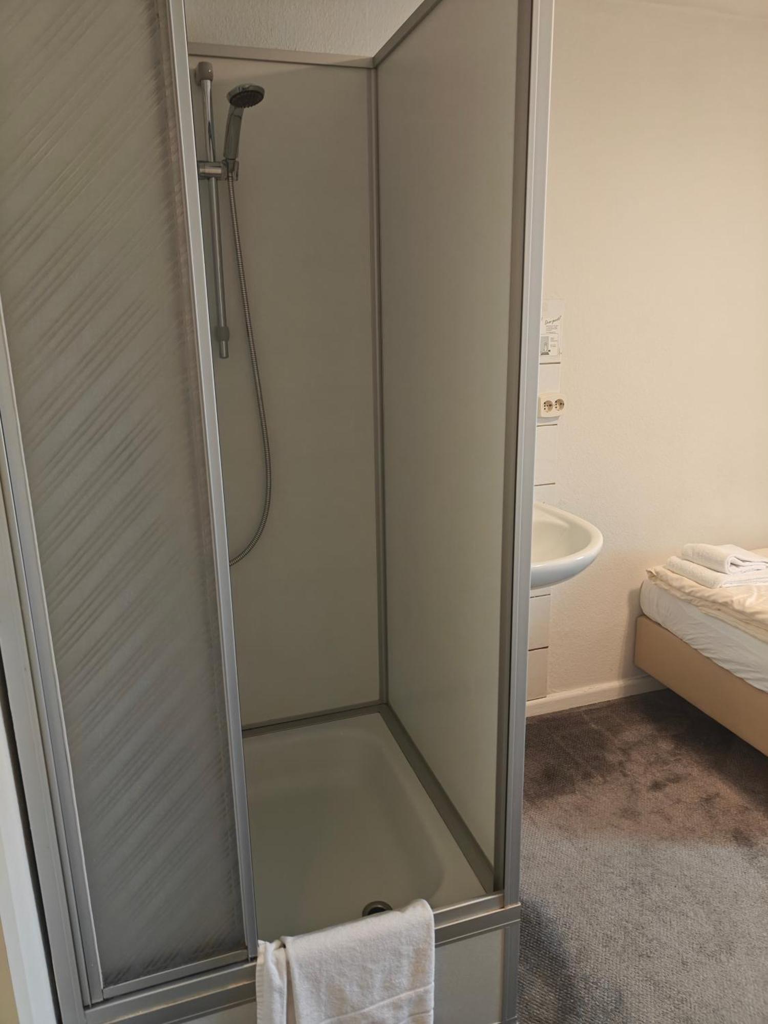 Single Room private shower or shared toilet