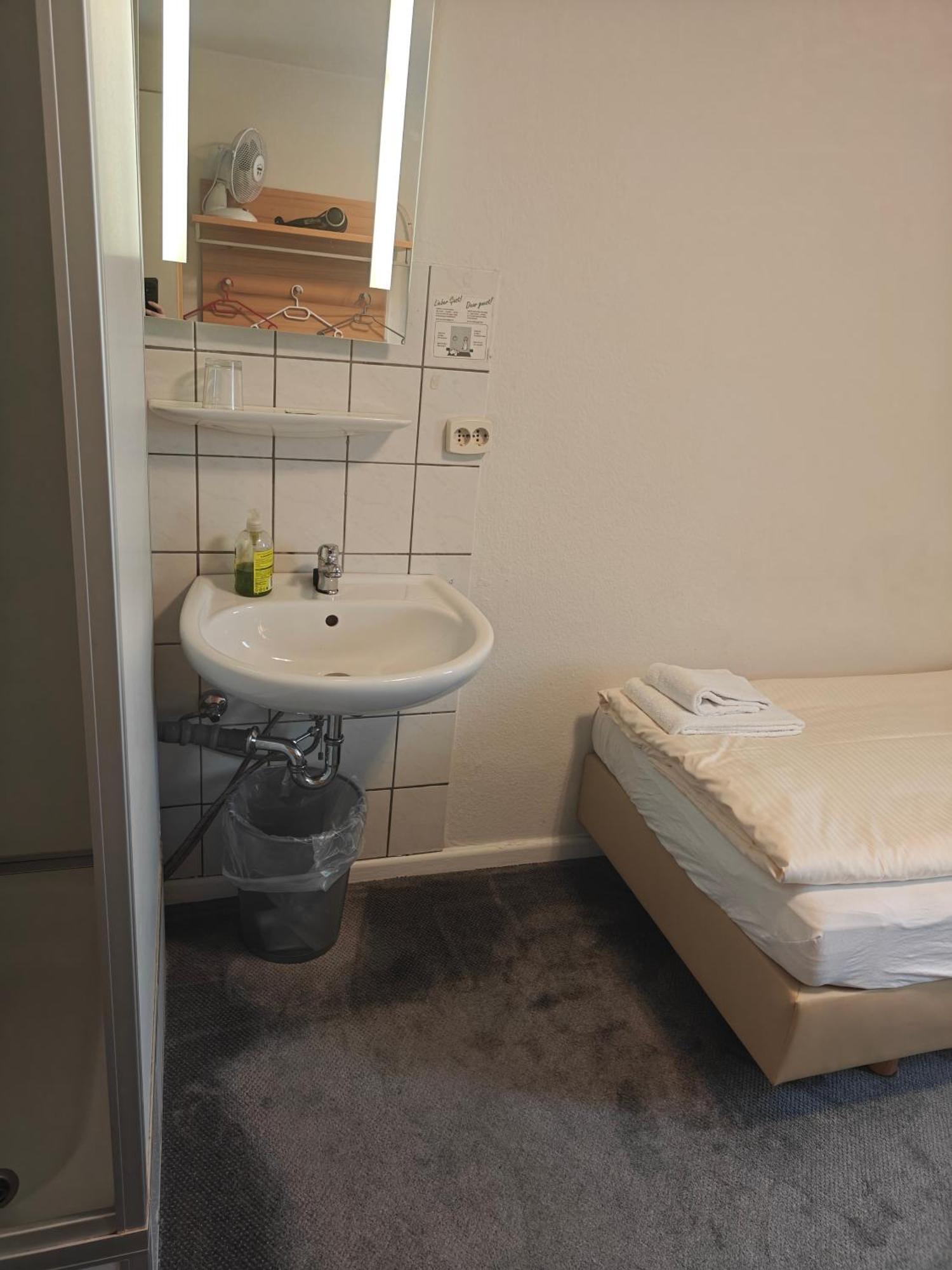 Single Room private shower or shared toilet