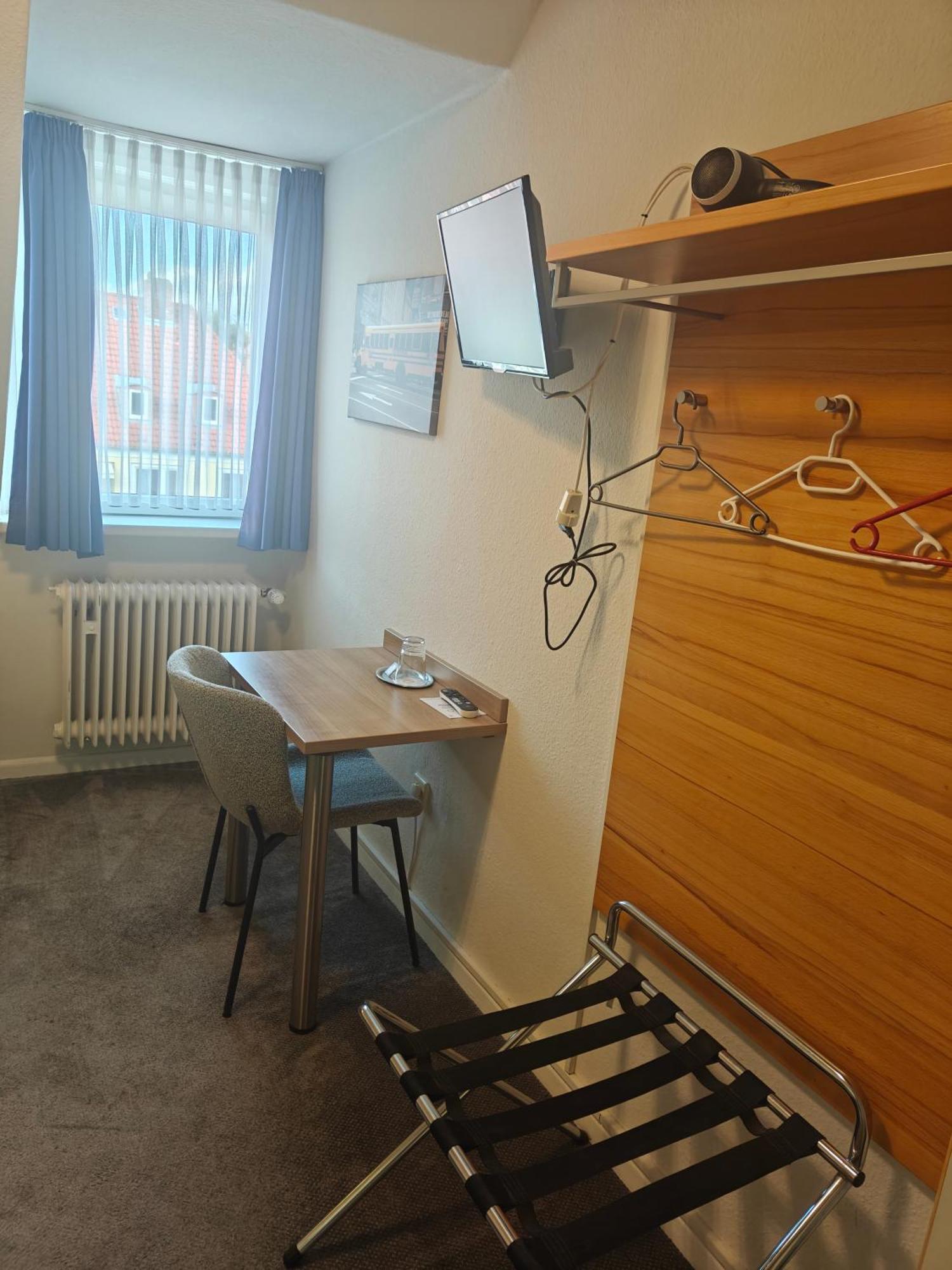 Single Room private shower or shared toilet