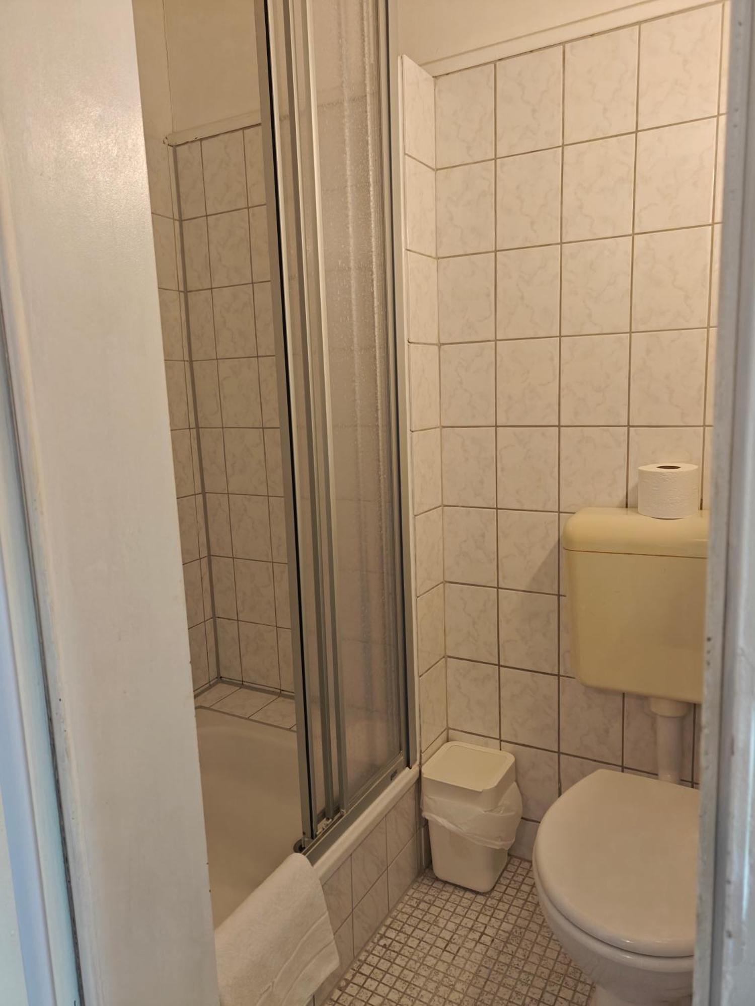 Single Room shower toilet