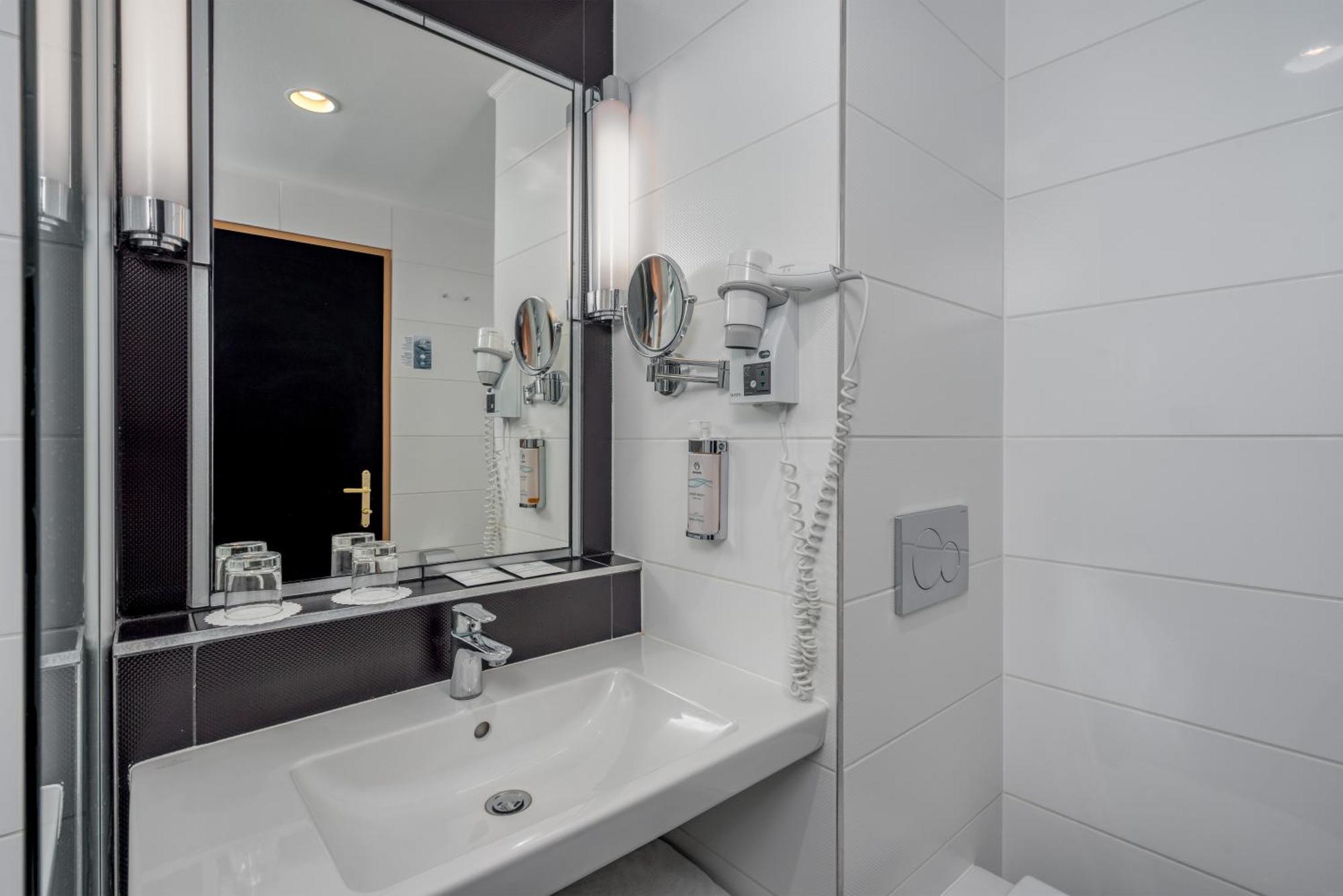 Deluxe Twin Room Wellness Fitness Access