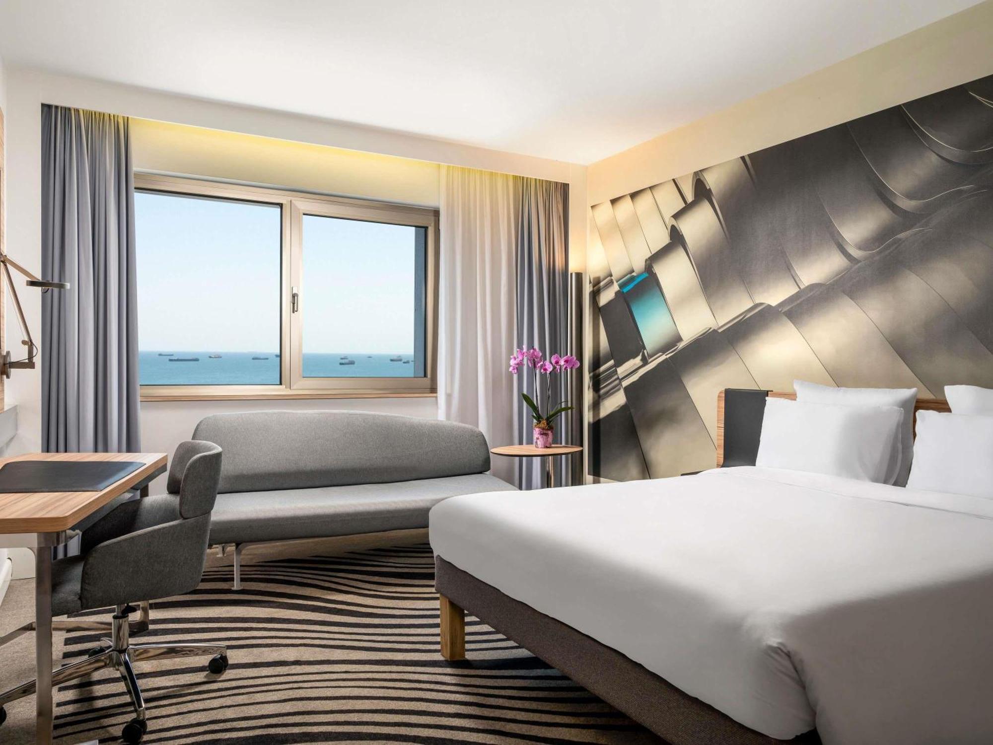 Superior Room Queen Size Bed Partial Sea View