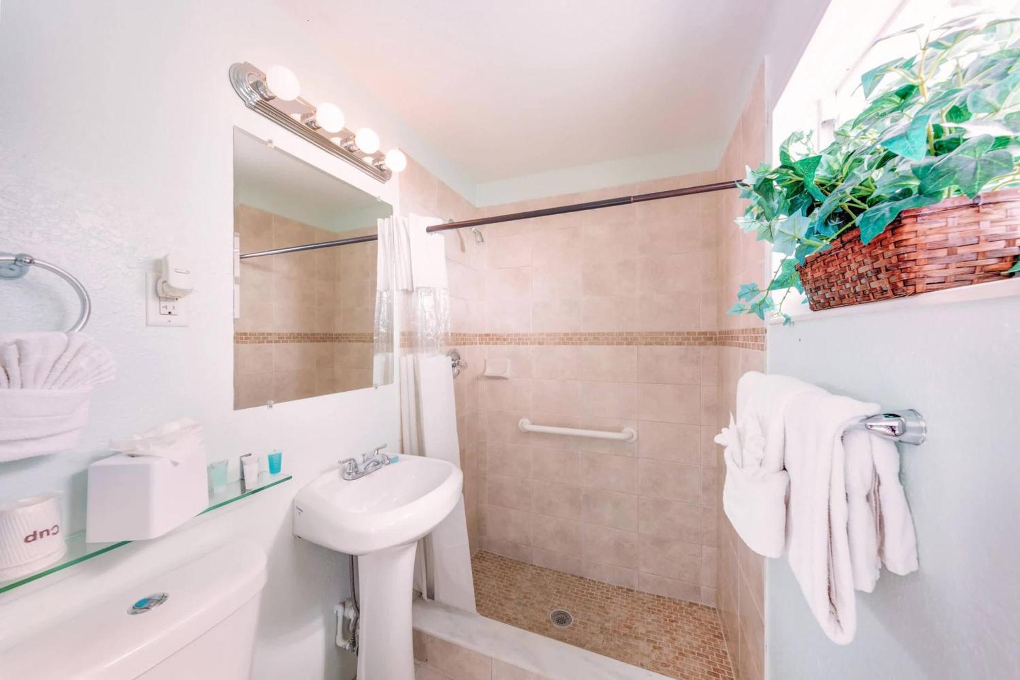 King Bed Water View,1704909915:JPEG