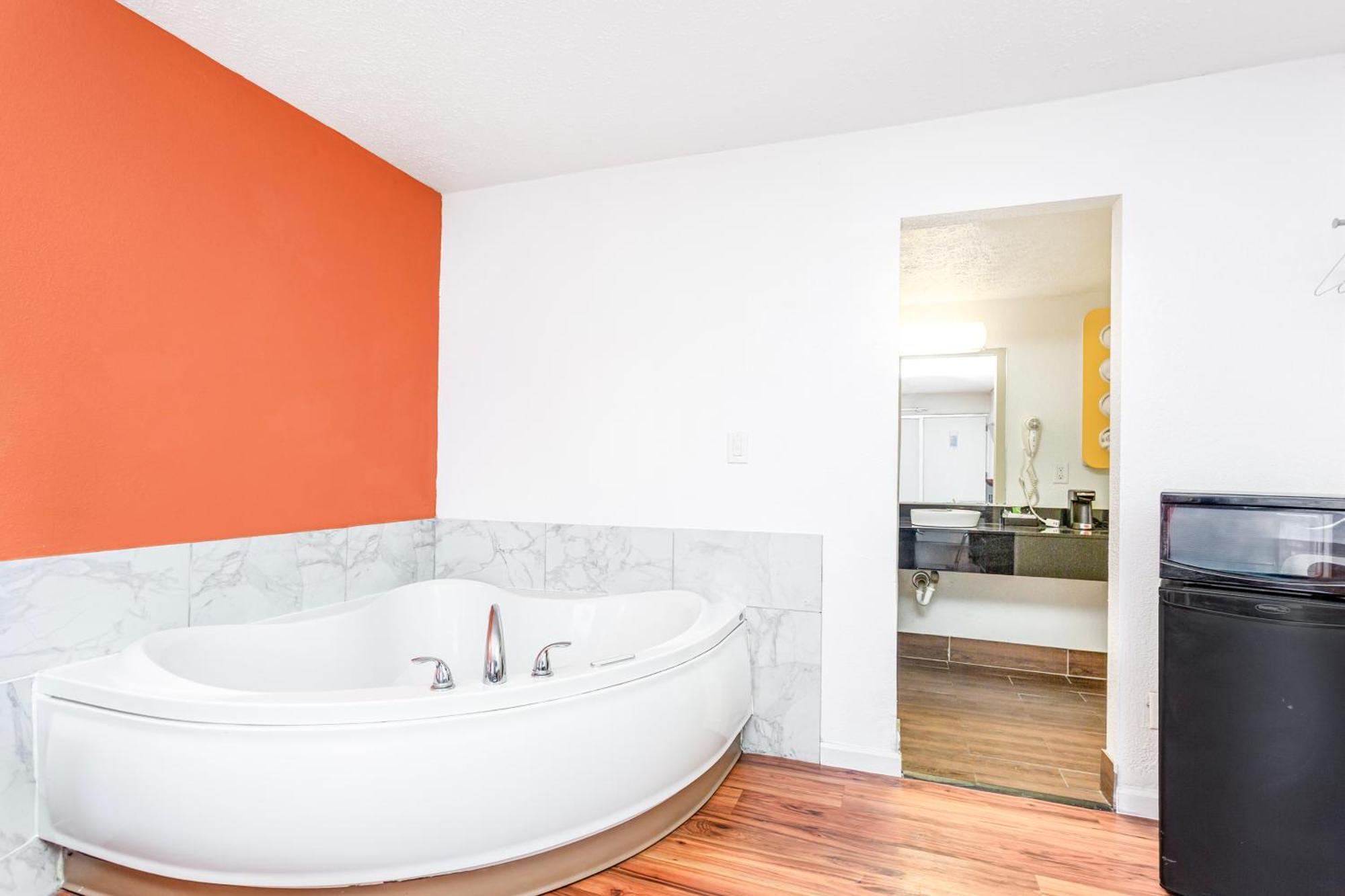 King Bed Non-Smoking Jetted Tub