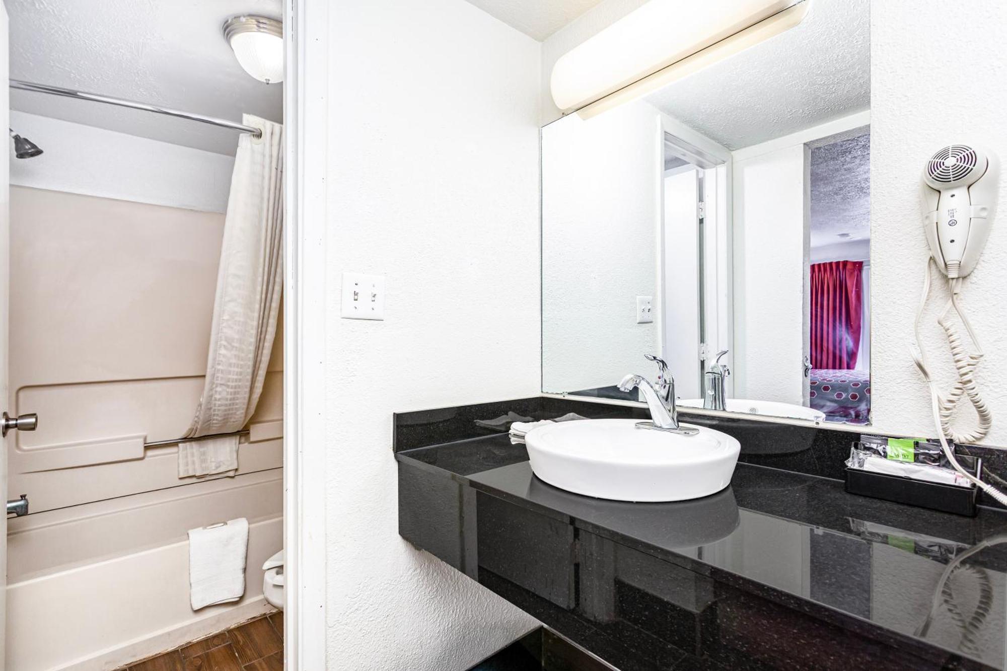 King Bed Non-Smoking Jetted Tub
