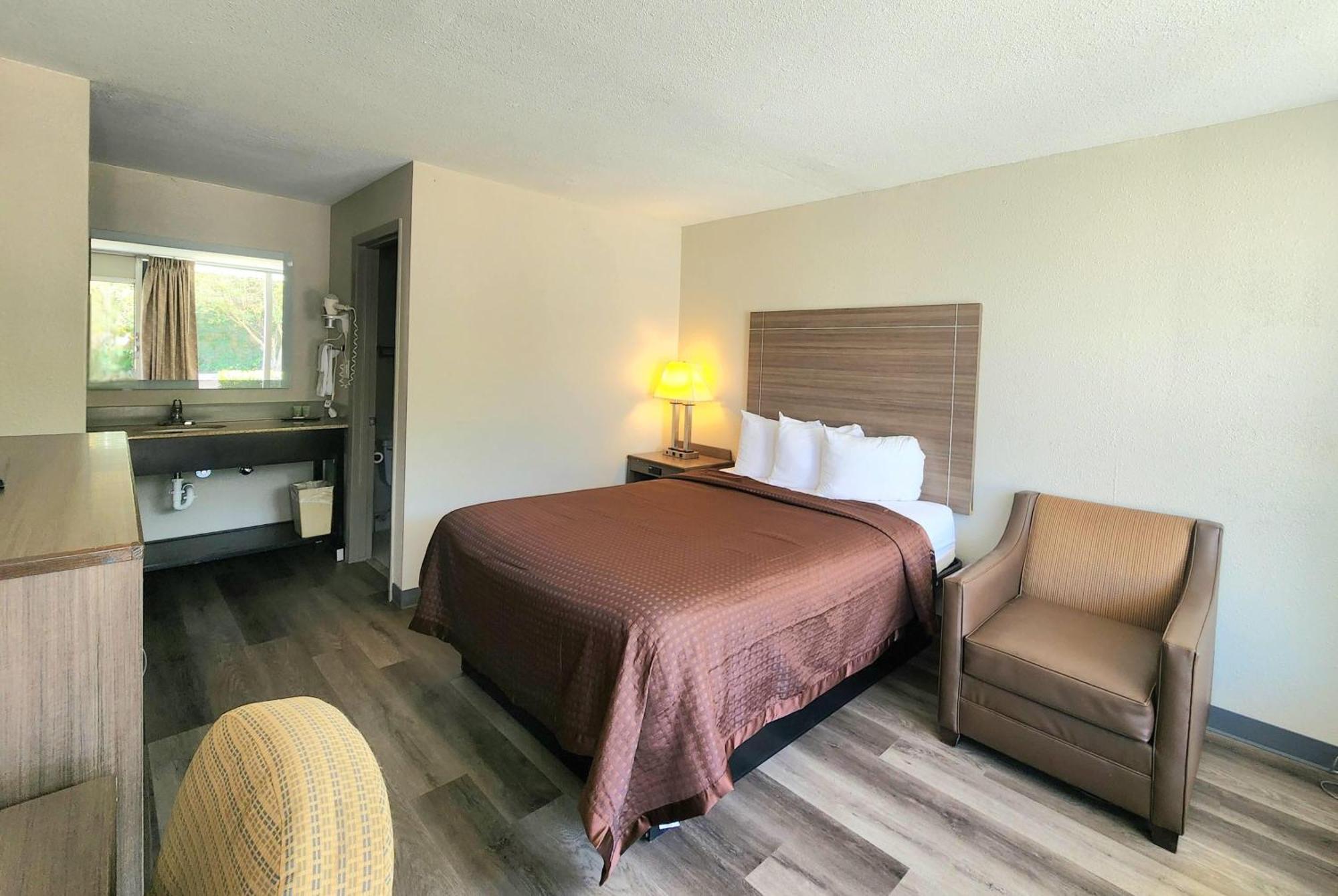 King Room Roll Shower Mobility Access or Non-Smoking