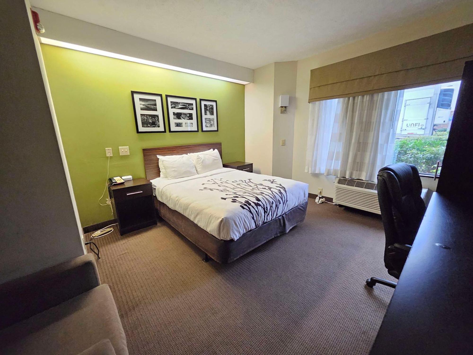 Queen Room Bath Tub Mobility Accessible