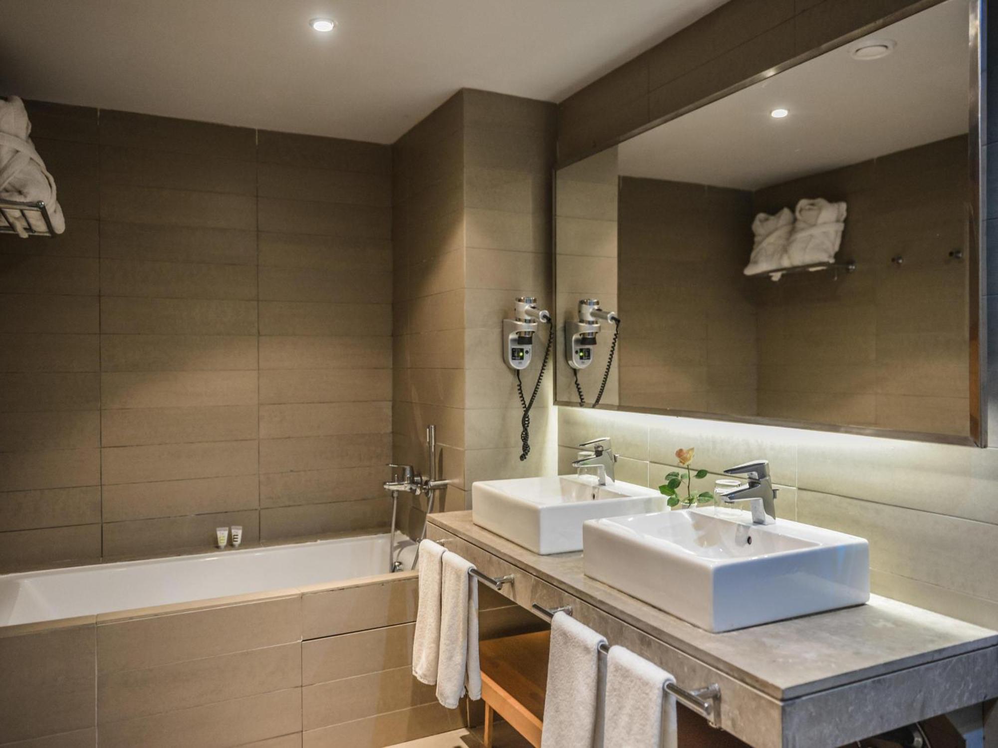 Deluxe Double Suite Ocean Front Balcony