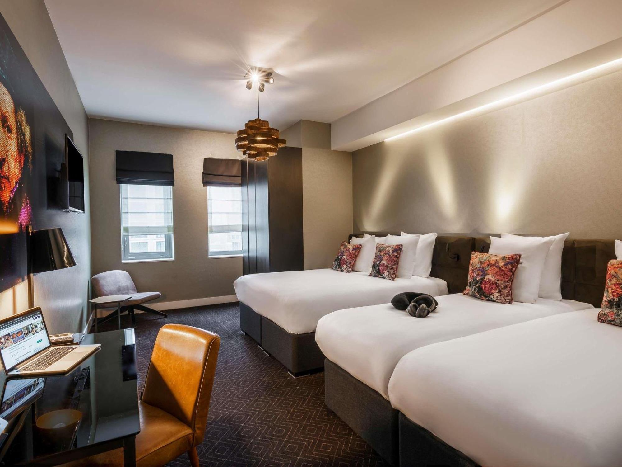 Quarto Família Clássico com Cama de Casal e 2 de Solteiro