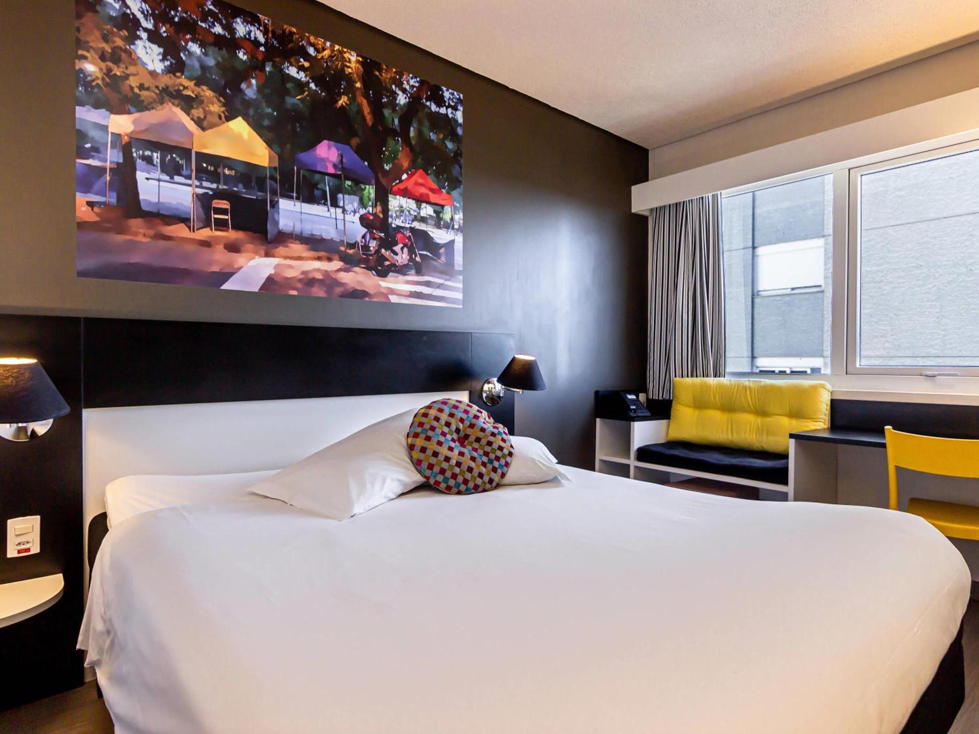 Suíte júnior com 1 cama de casal e 2 de solteiro