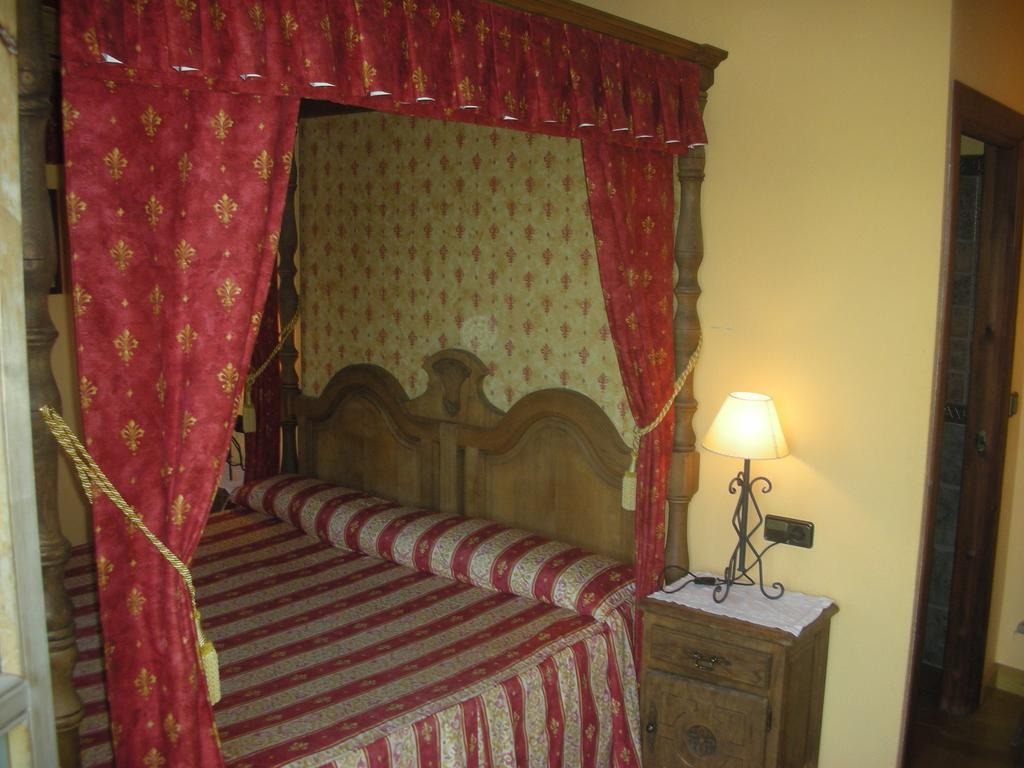 Double Room Four Poster Bed