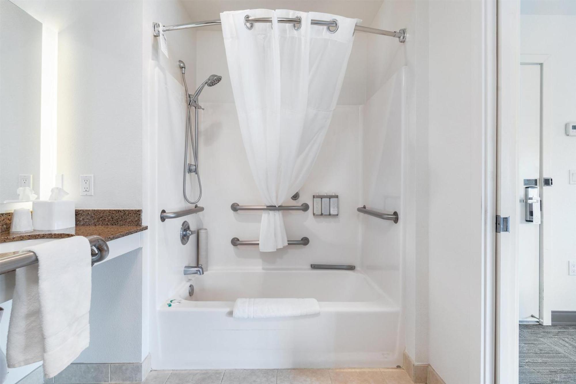 Queen Room with Sofa Bed and Bath Tub - Mobility Accessible/Non-Smoking