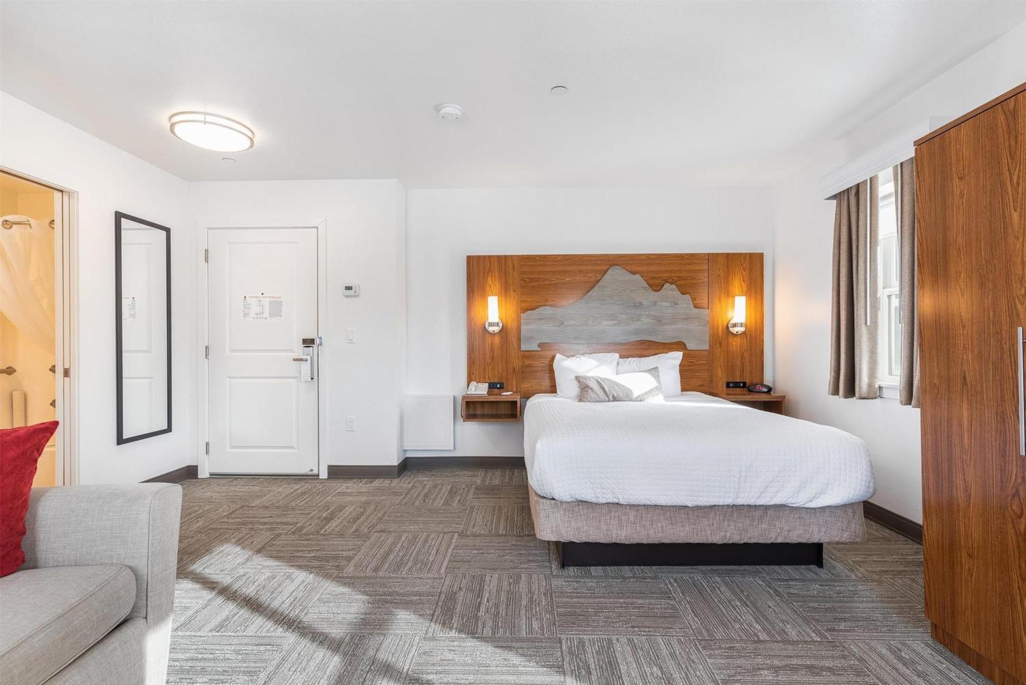 Queen Room with Roll-In Shower and Sofa Bed - Mobility Accessible/Non-Smoking