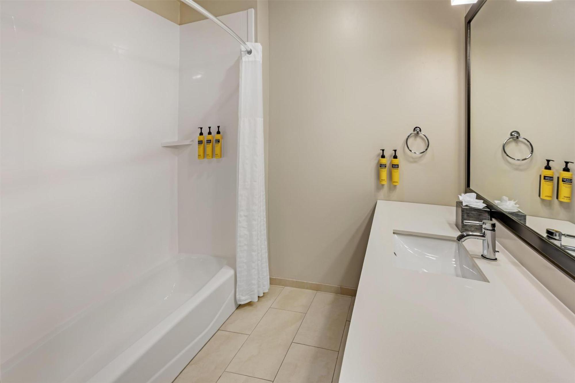 Family Suite with Three Queen Beds - Non-Smoking,1705035489:JPEG