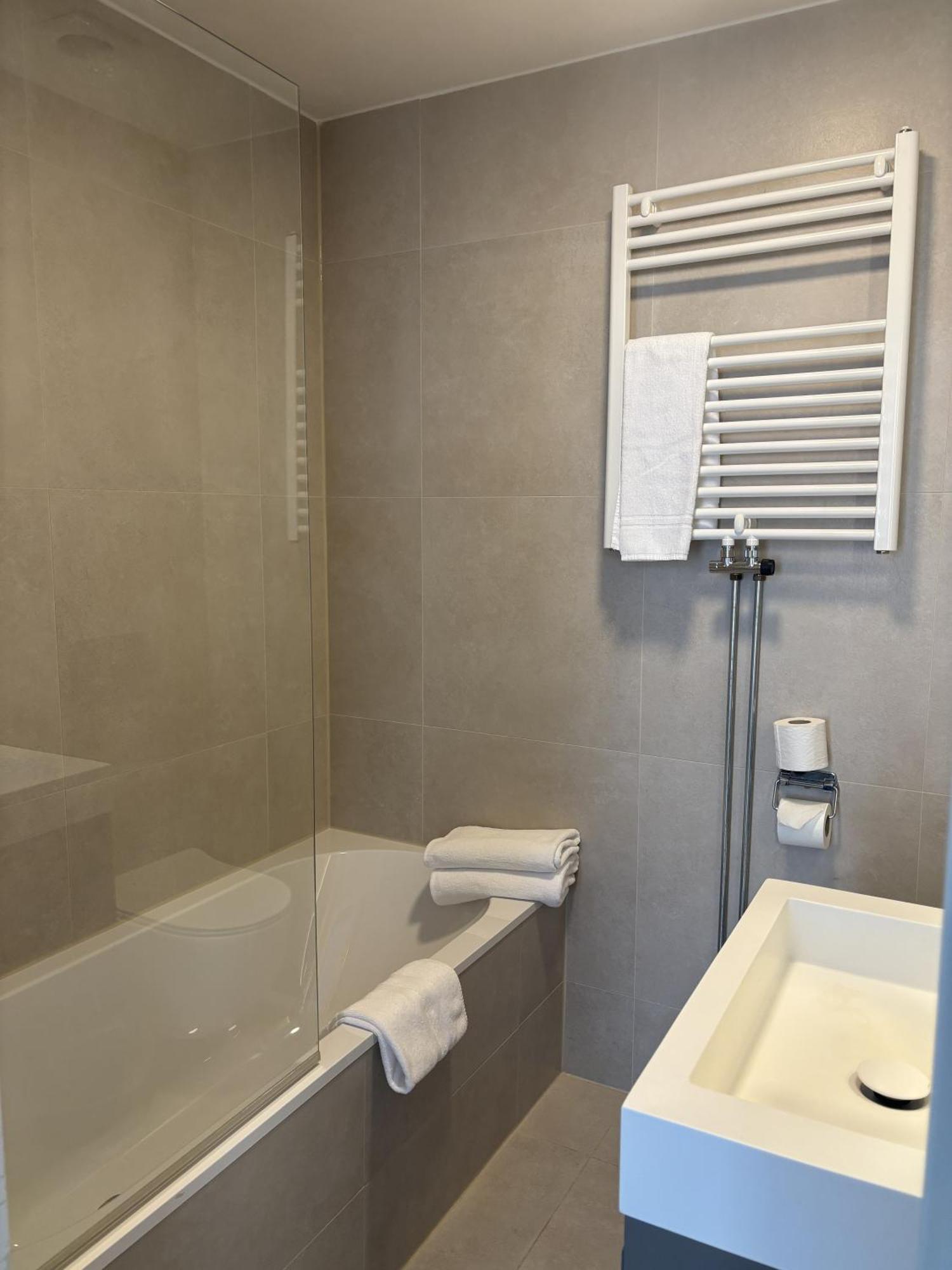Deluxe Double Room Bath