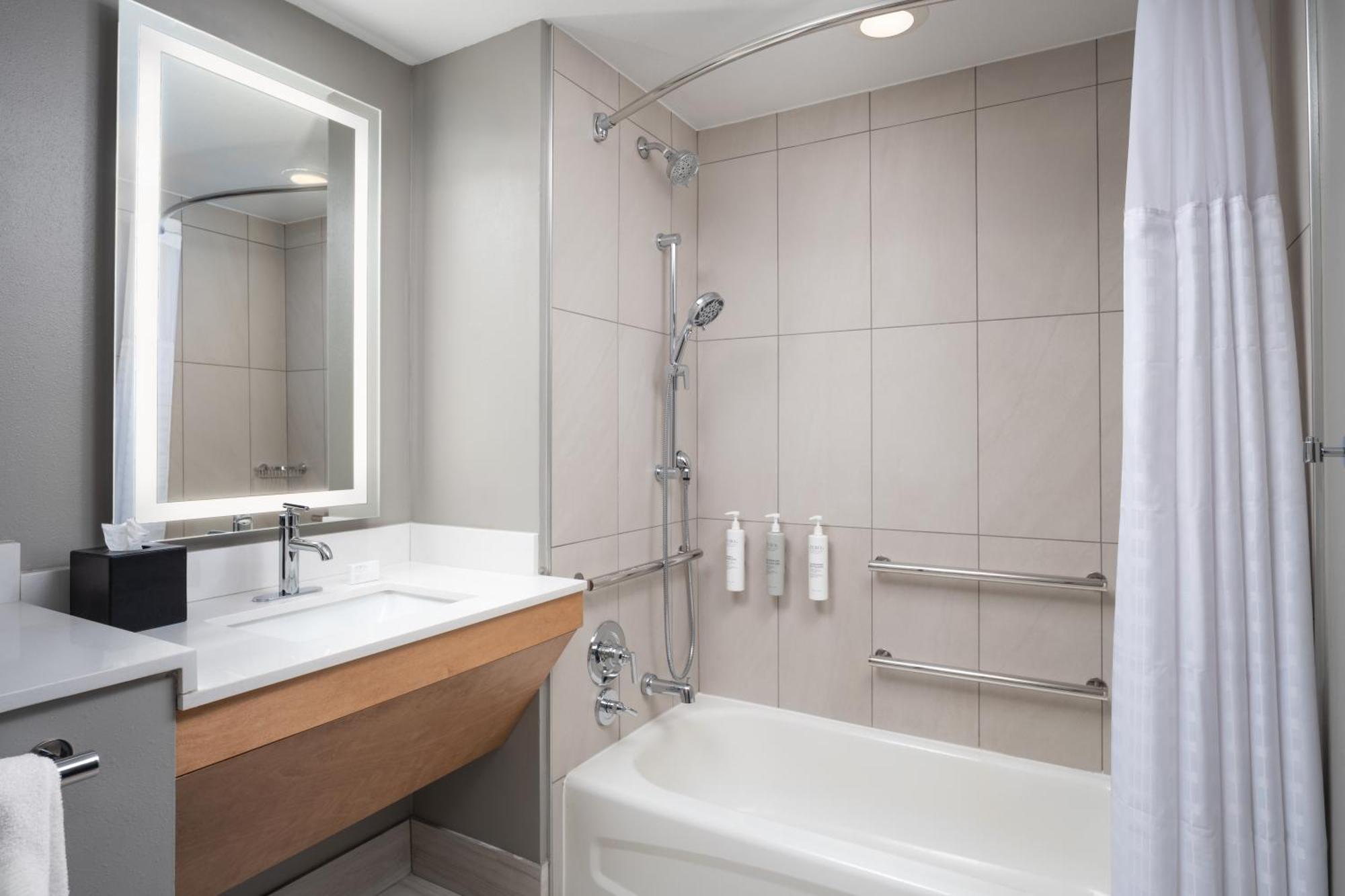 King Suite with Bath Tub - Mobility and Hearing Access