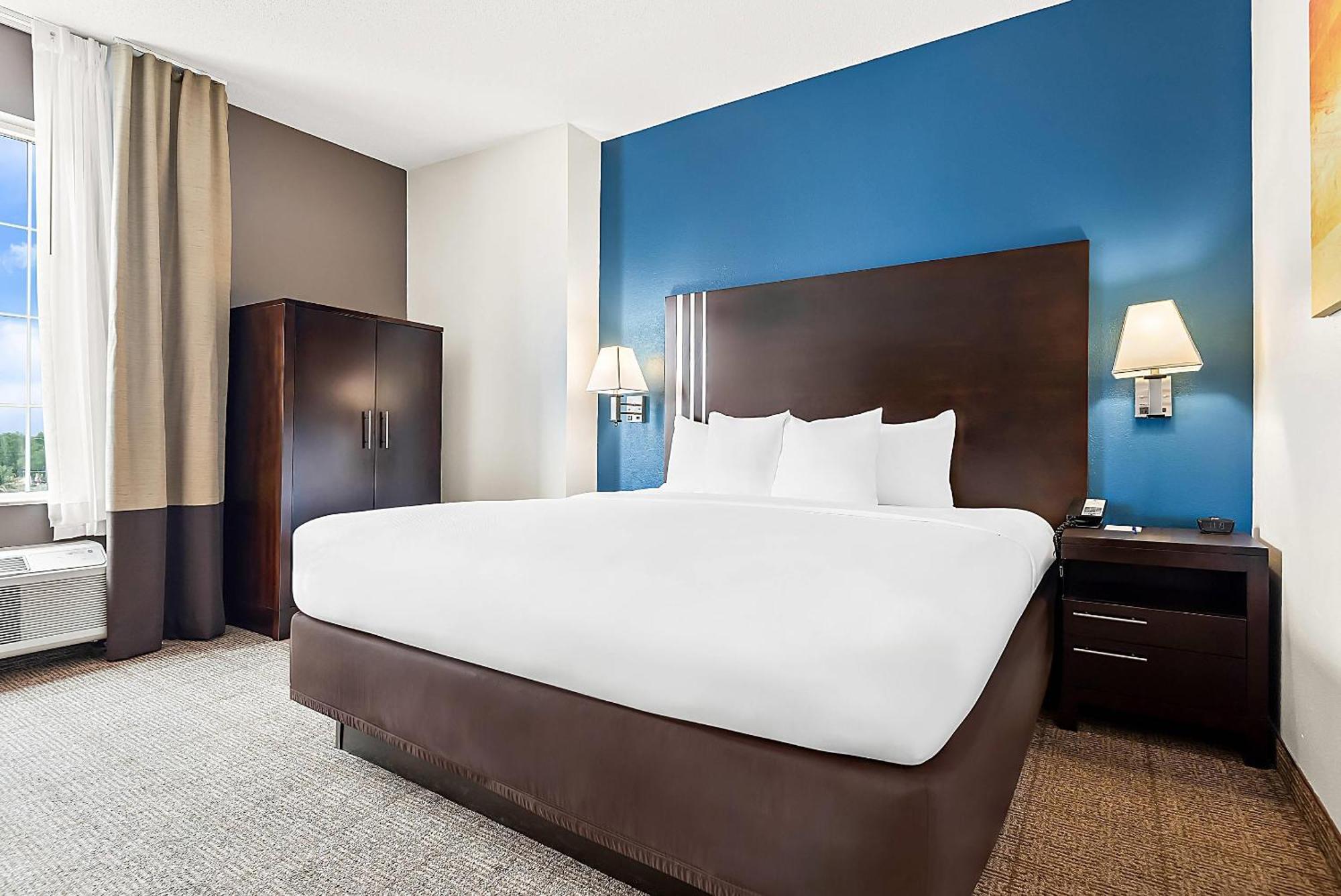 King Room with Roll-In Shower - Accessible/Non-Smoking