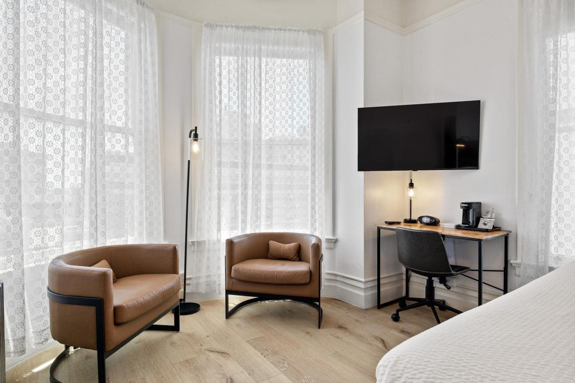 King Room Bay Windows