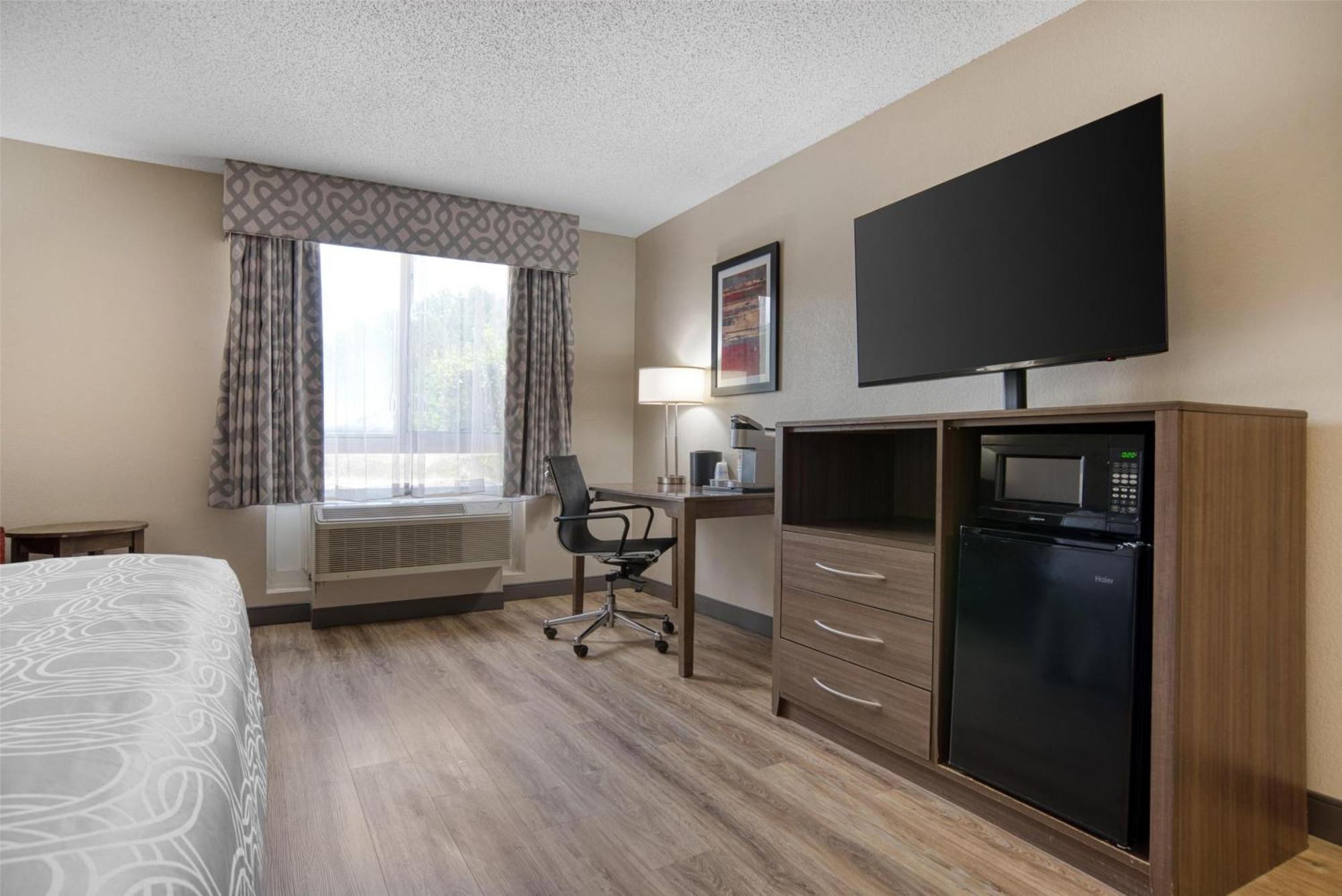 King Room Bath Tub Mobility Accessible or Non-Smoking