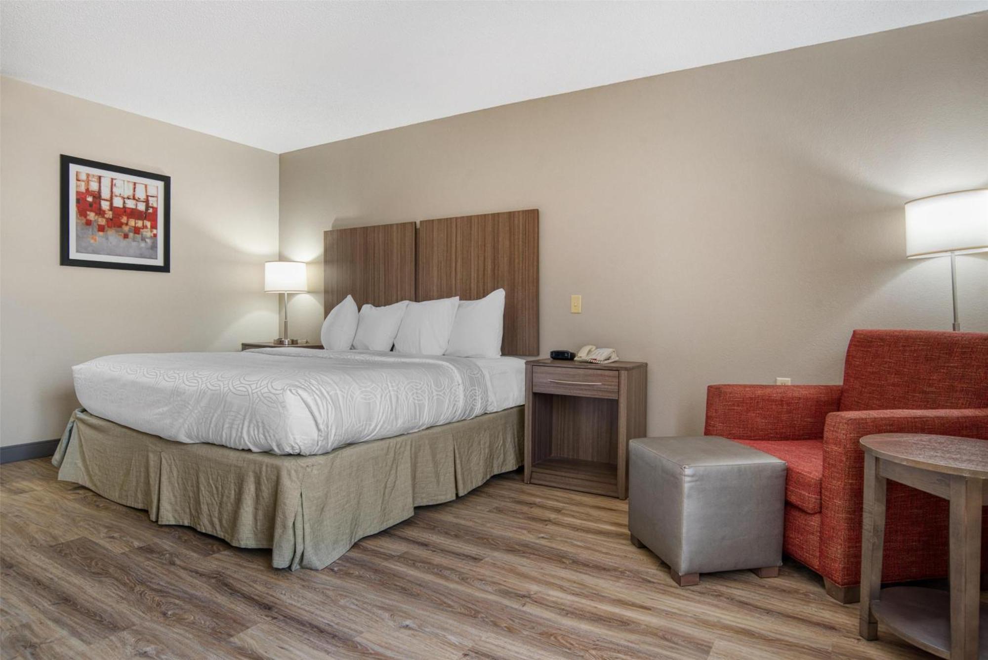 King Room Bath Tub Mobility Accessible or Non-Smoking