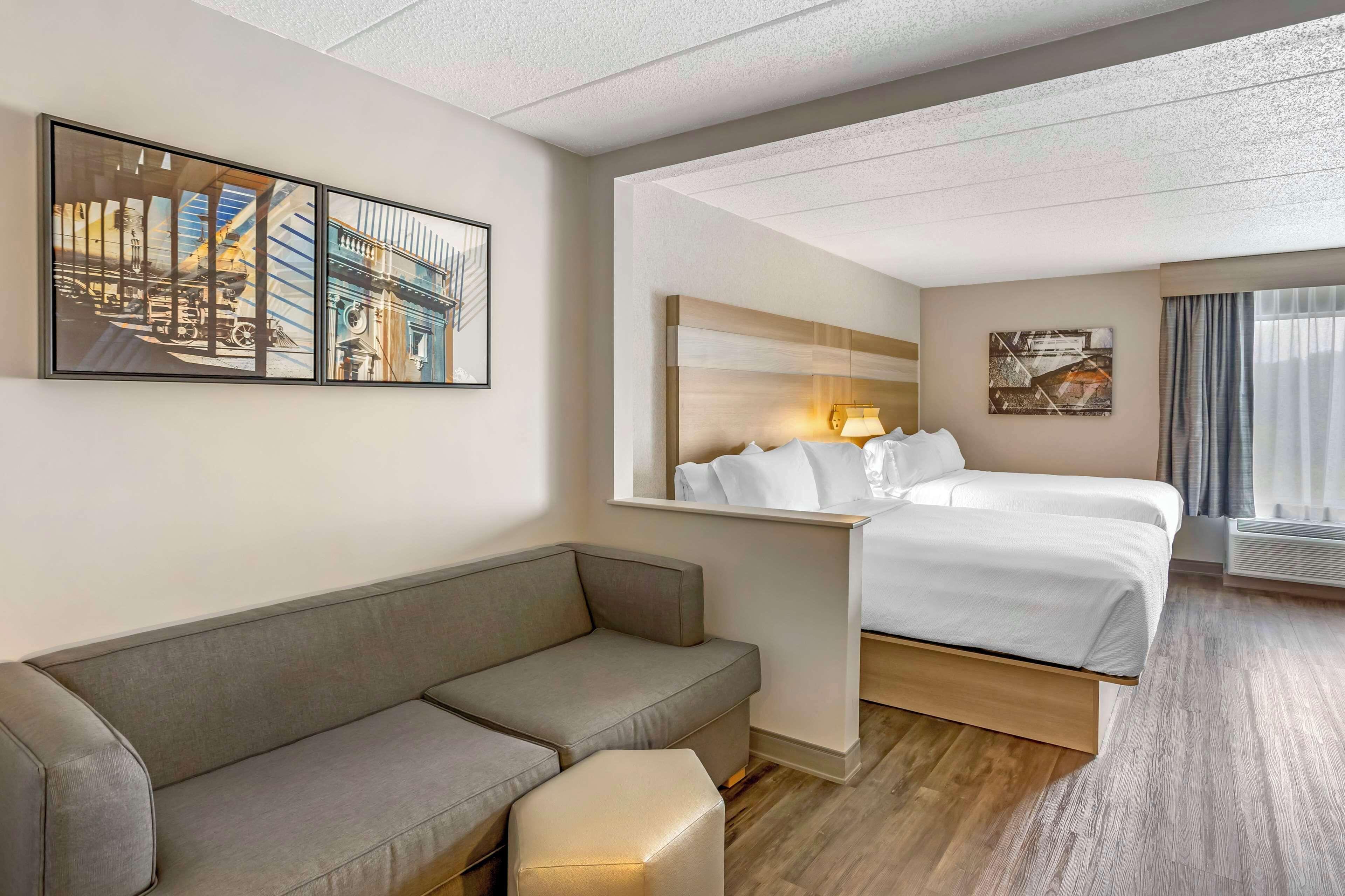 Suite Two Double Beds Sofa Bed Non-Smoking