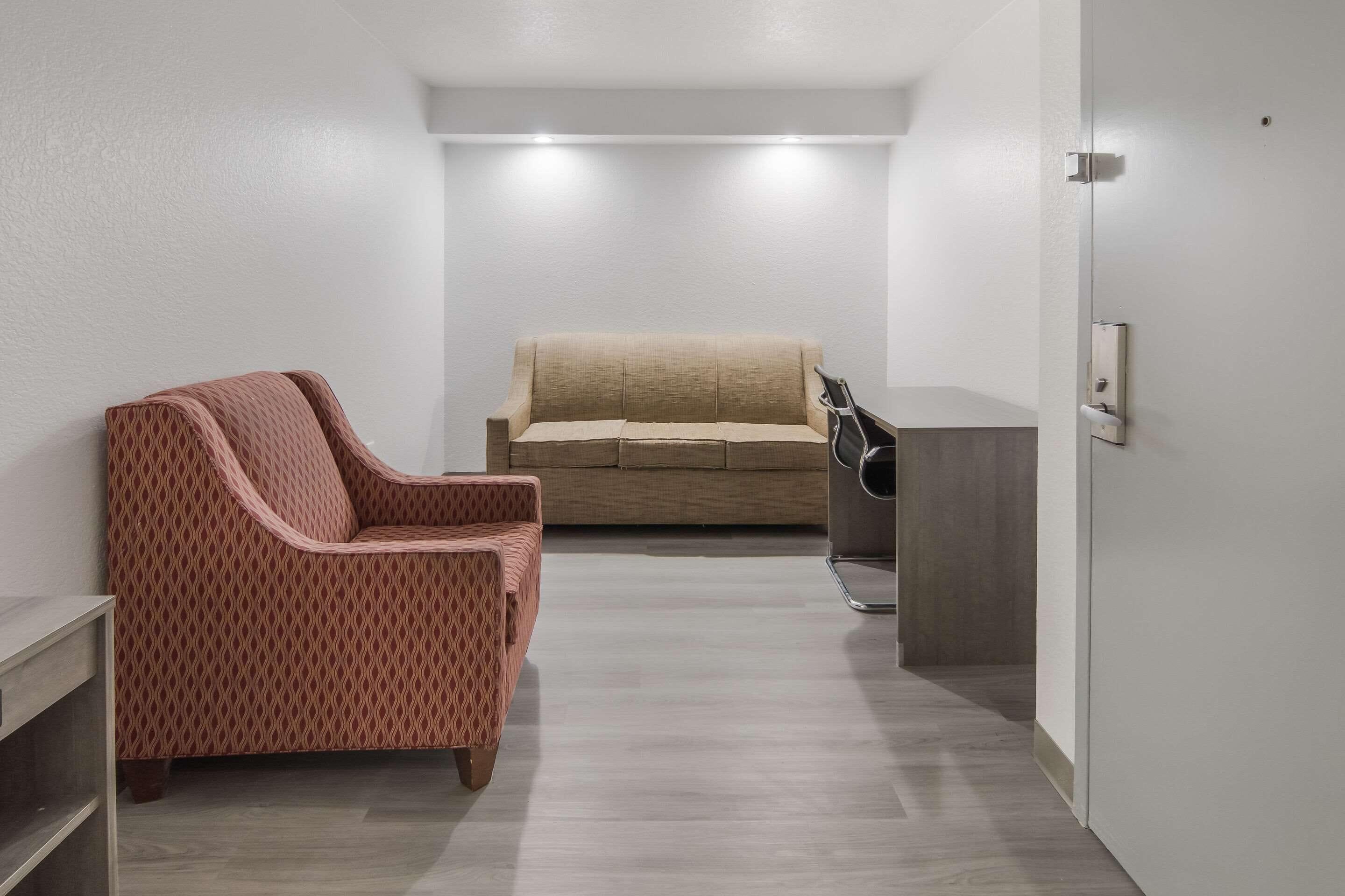 1 King Bed Suite Nonsmoking