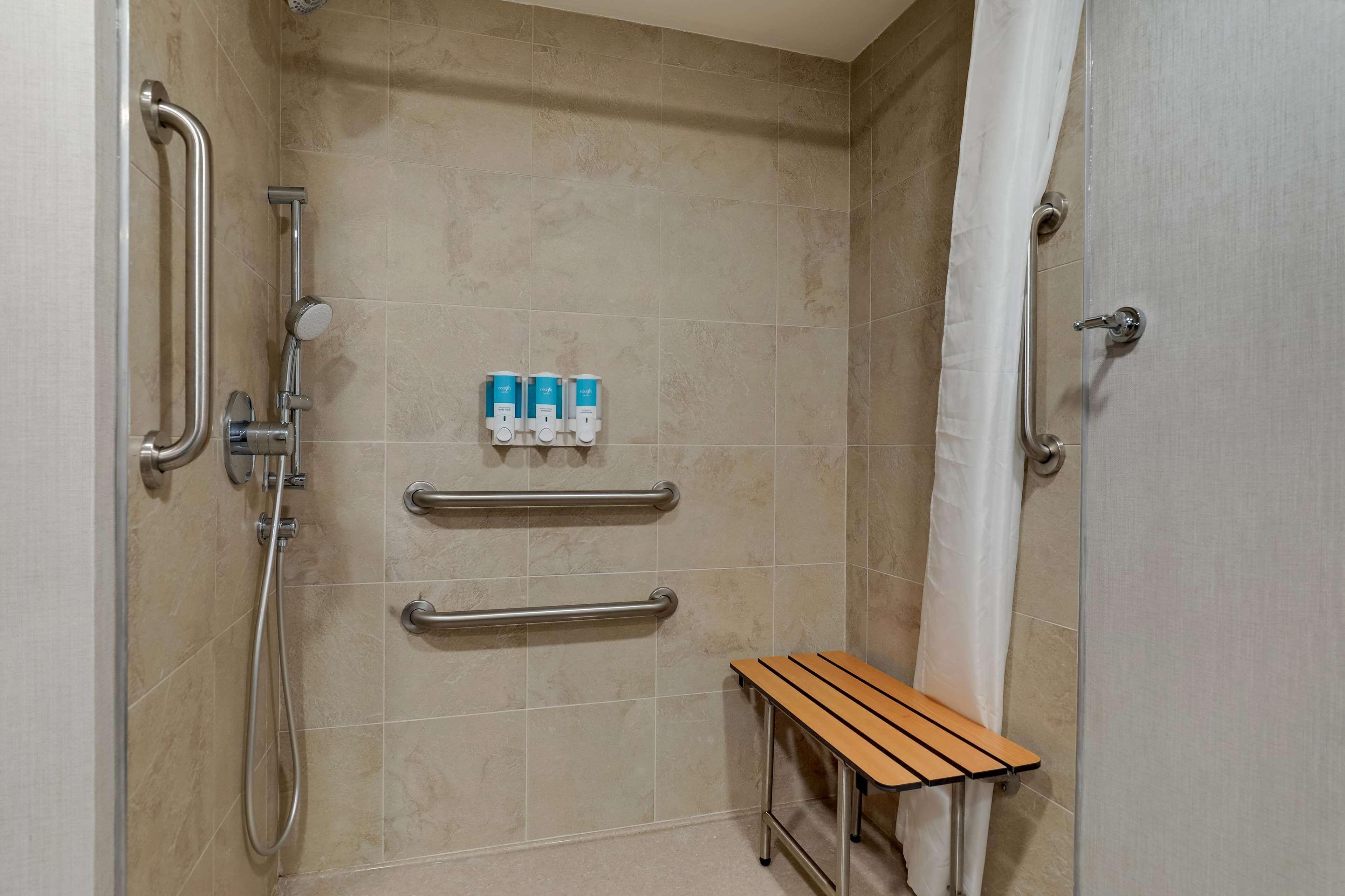 Suite Two Queen Beds Sofa Bed Accessible Roll Shower