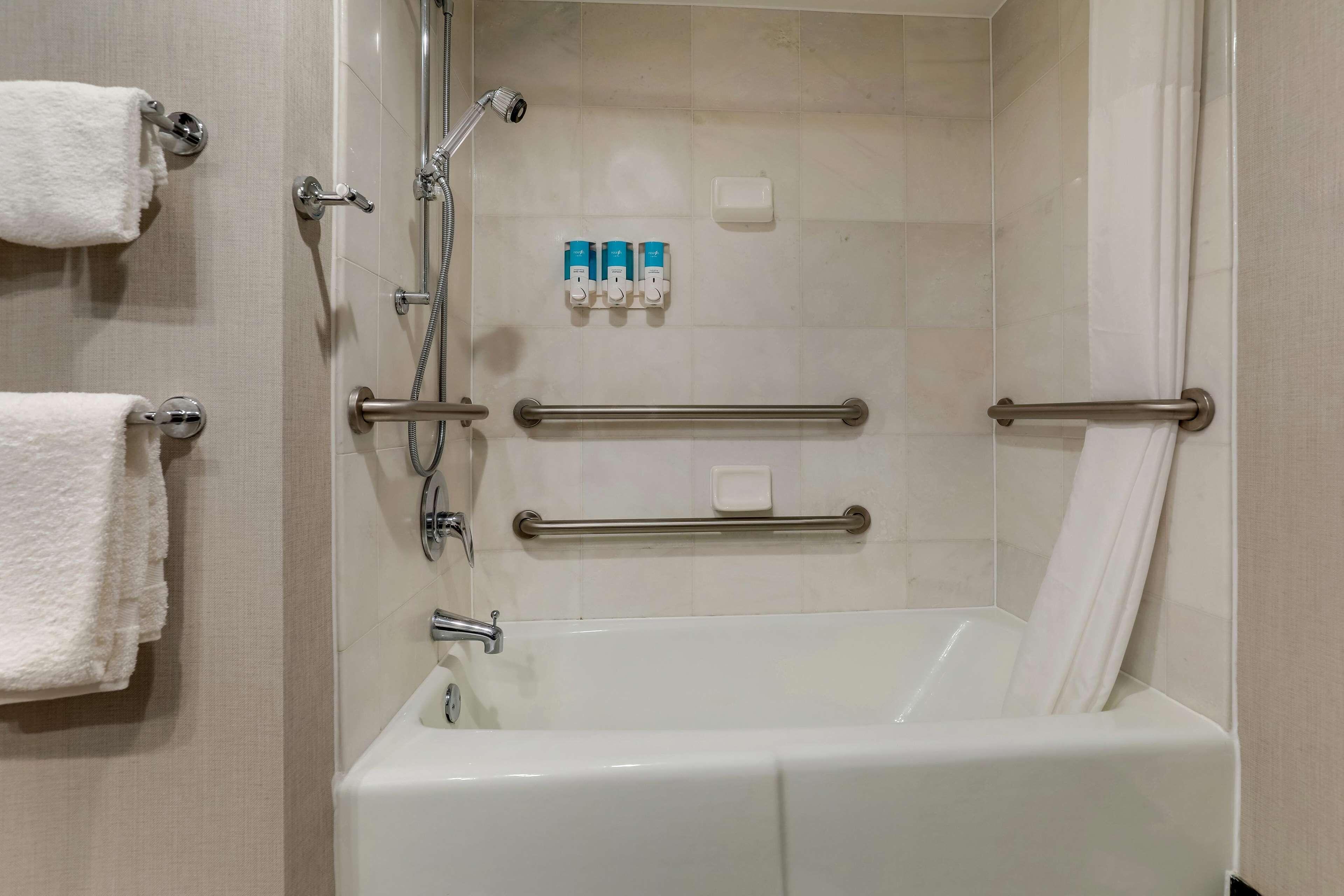 Deluxe King Room Accessible Tub
