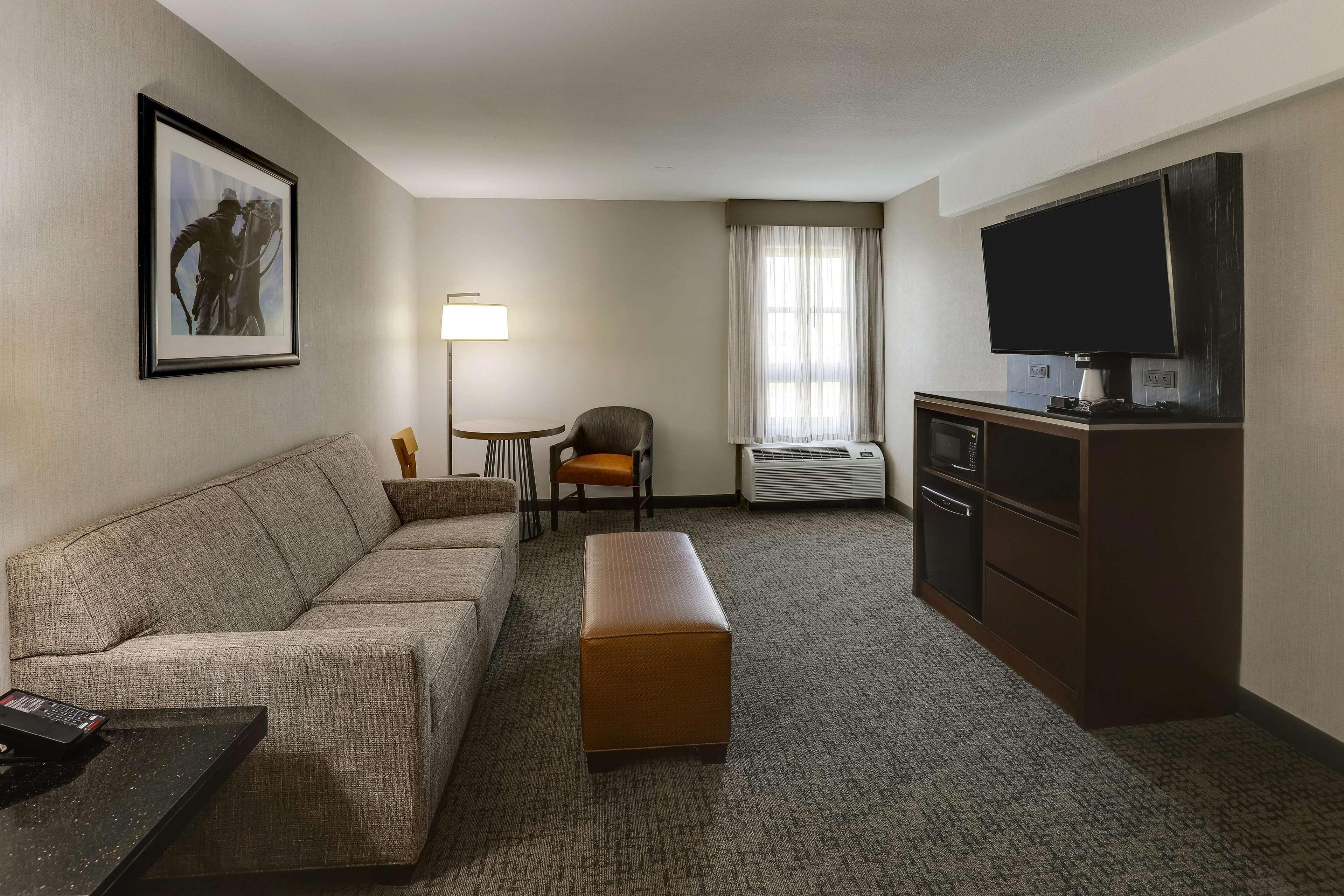 Suite Two Queen Beds Sofa Bed Accessible Roll Shower