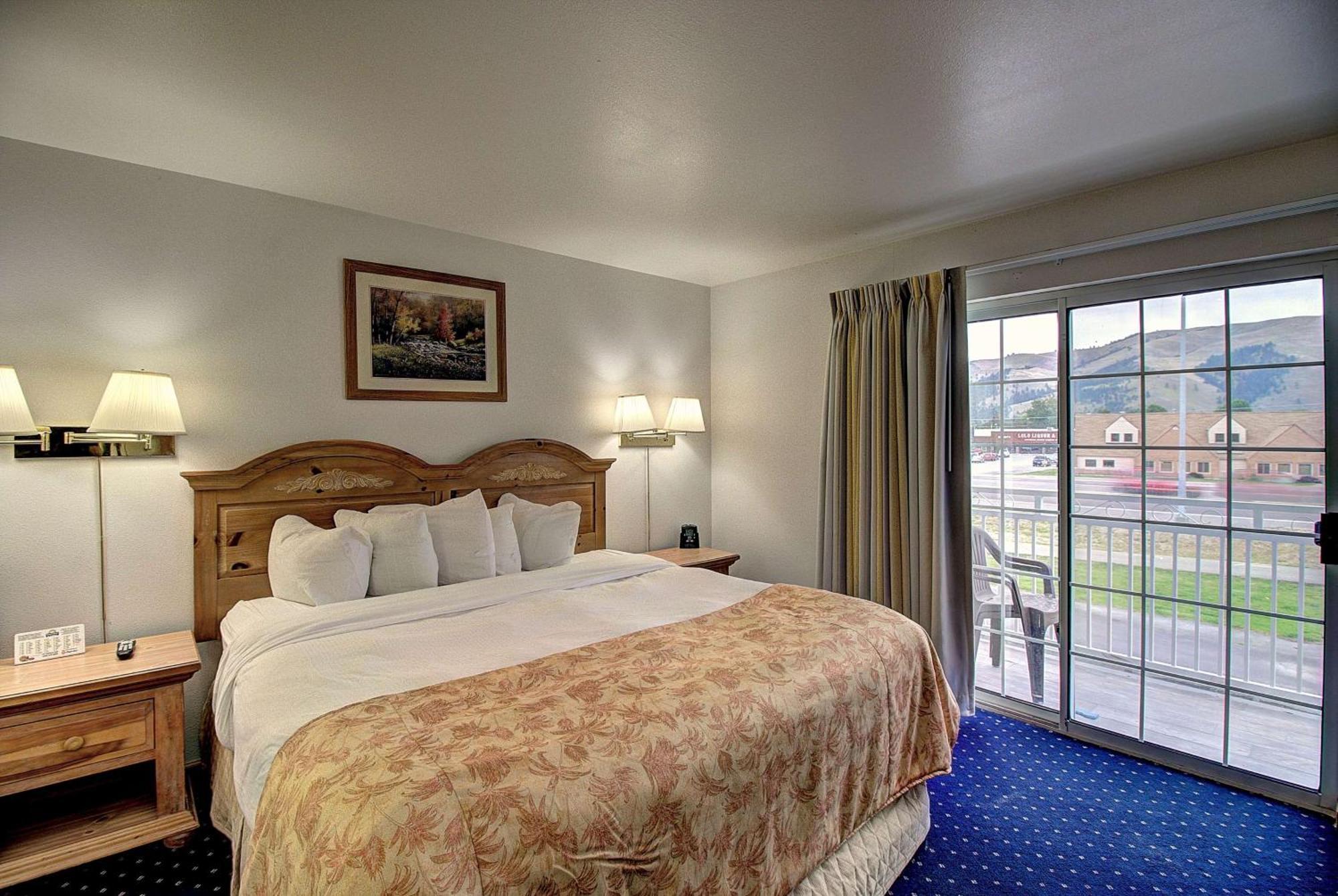 Queen Room Pet Friendly or Non-Smoking