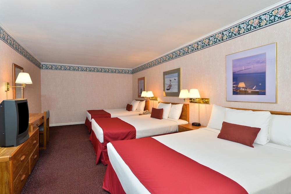 1 King Bed Deluxe Room Jetted Tub Non-Smoking