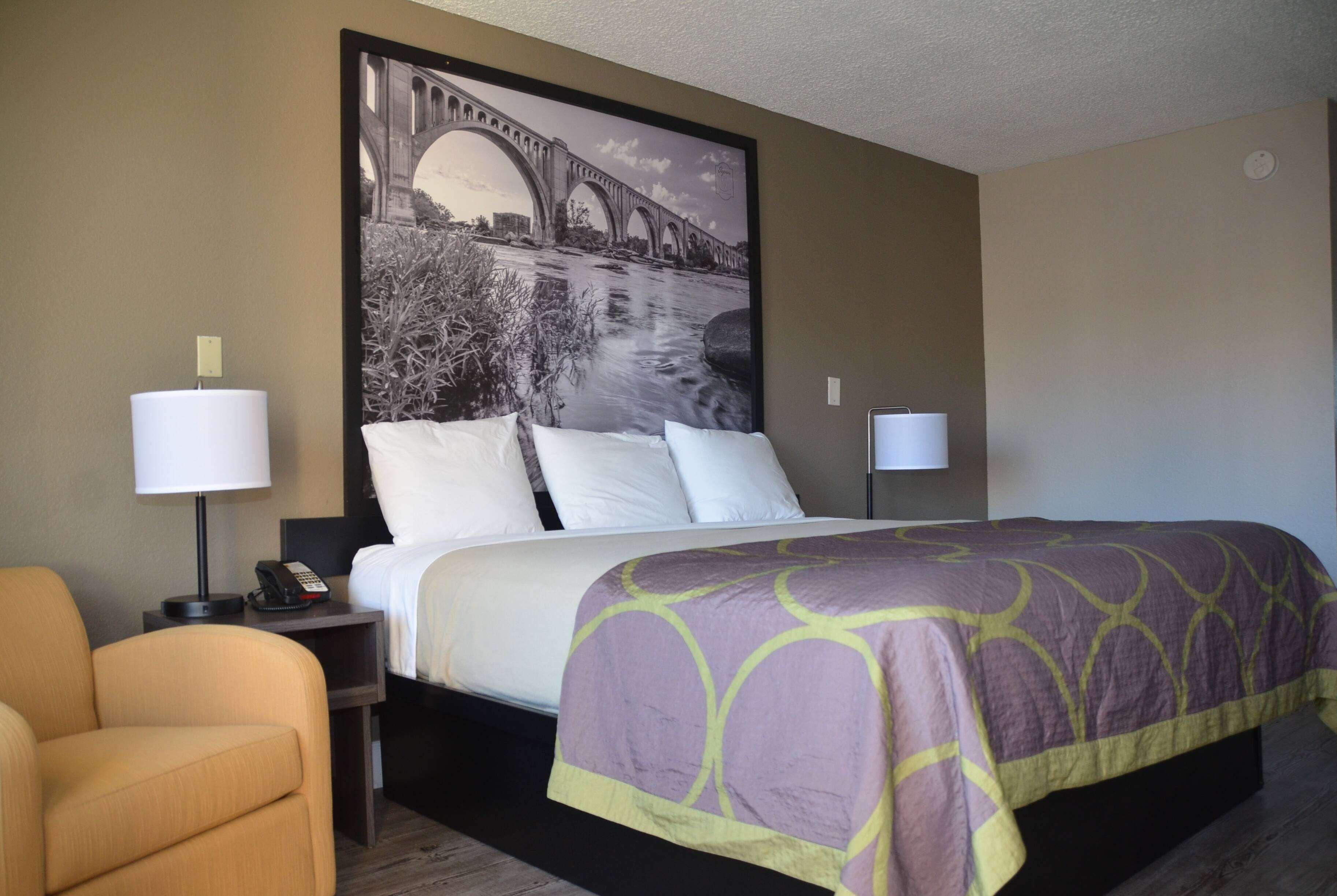 King Room with Bath Tub - Mobility Accessible/Non-Smoking