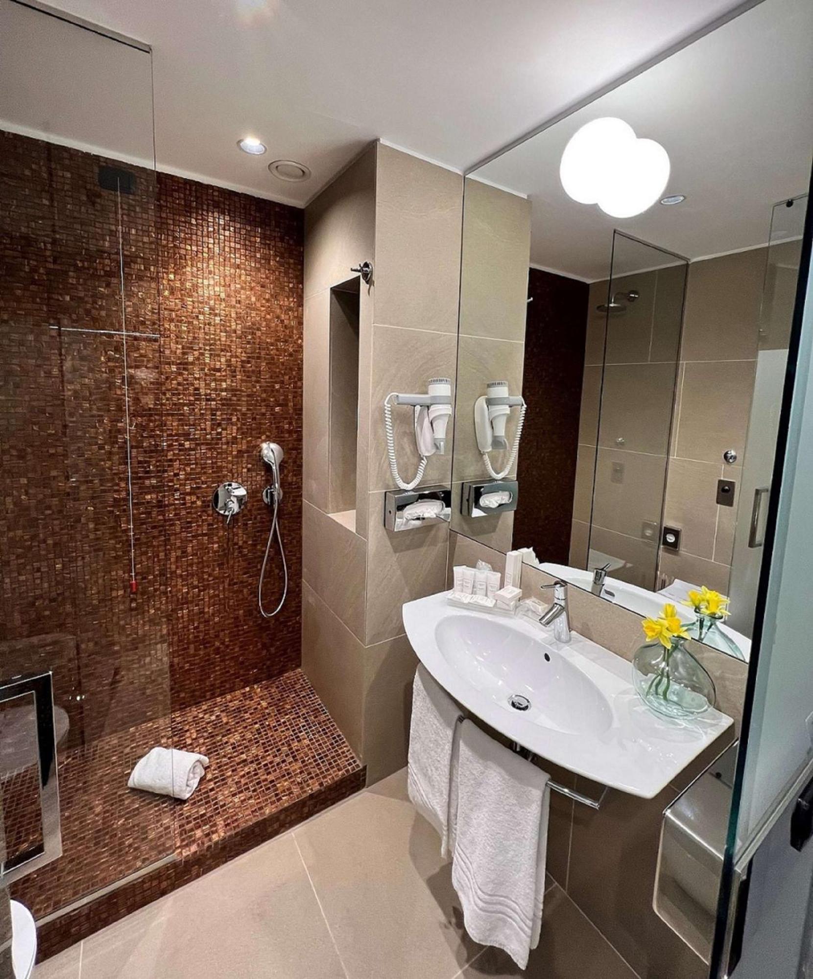 Comfort Queen Room