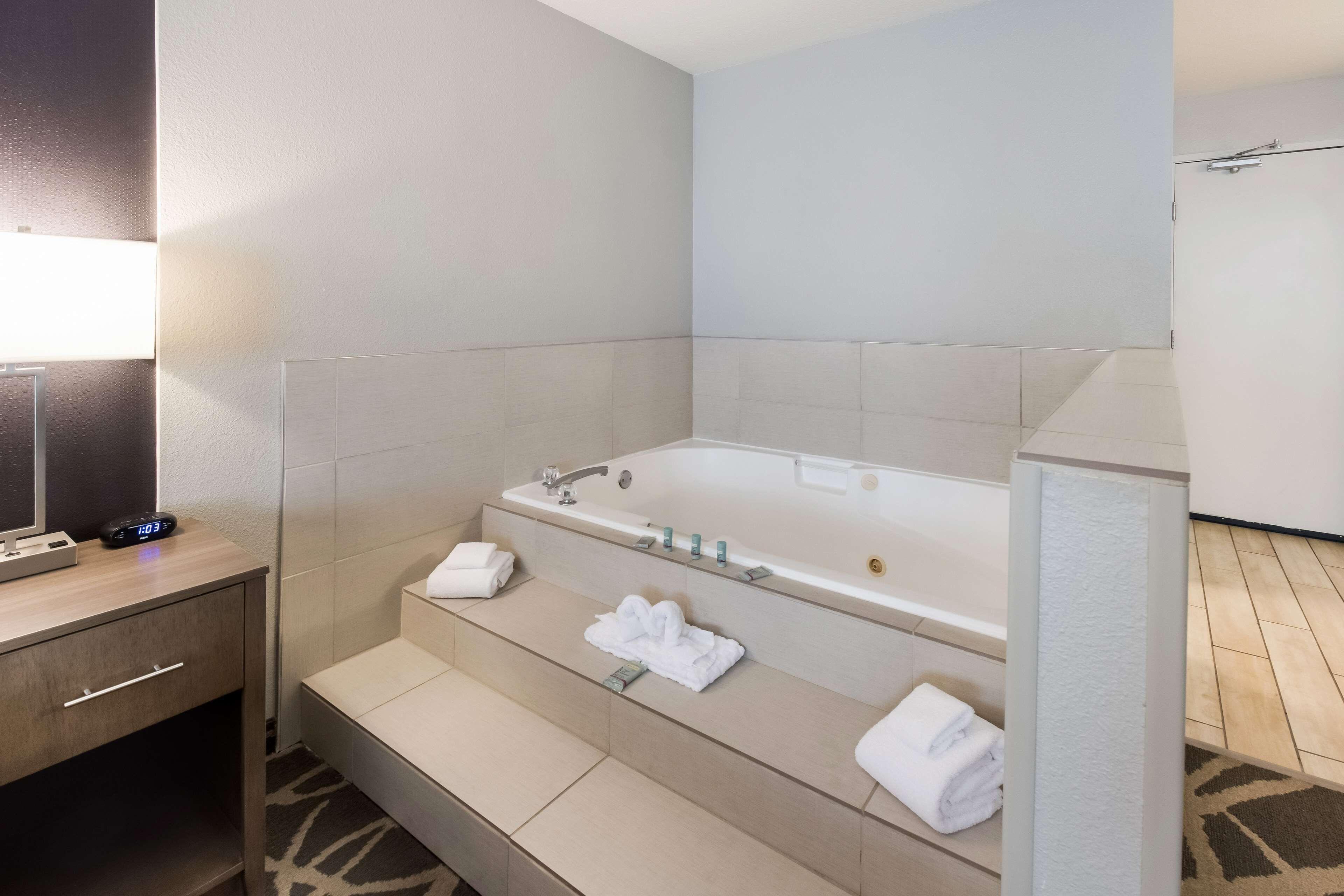 King Room Whirlpool Non-Smoking