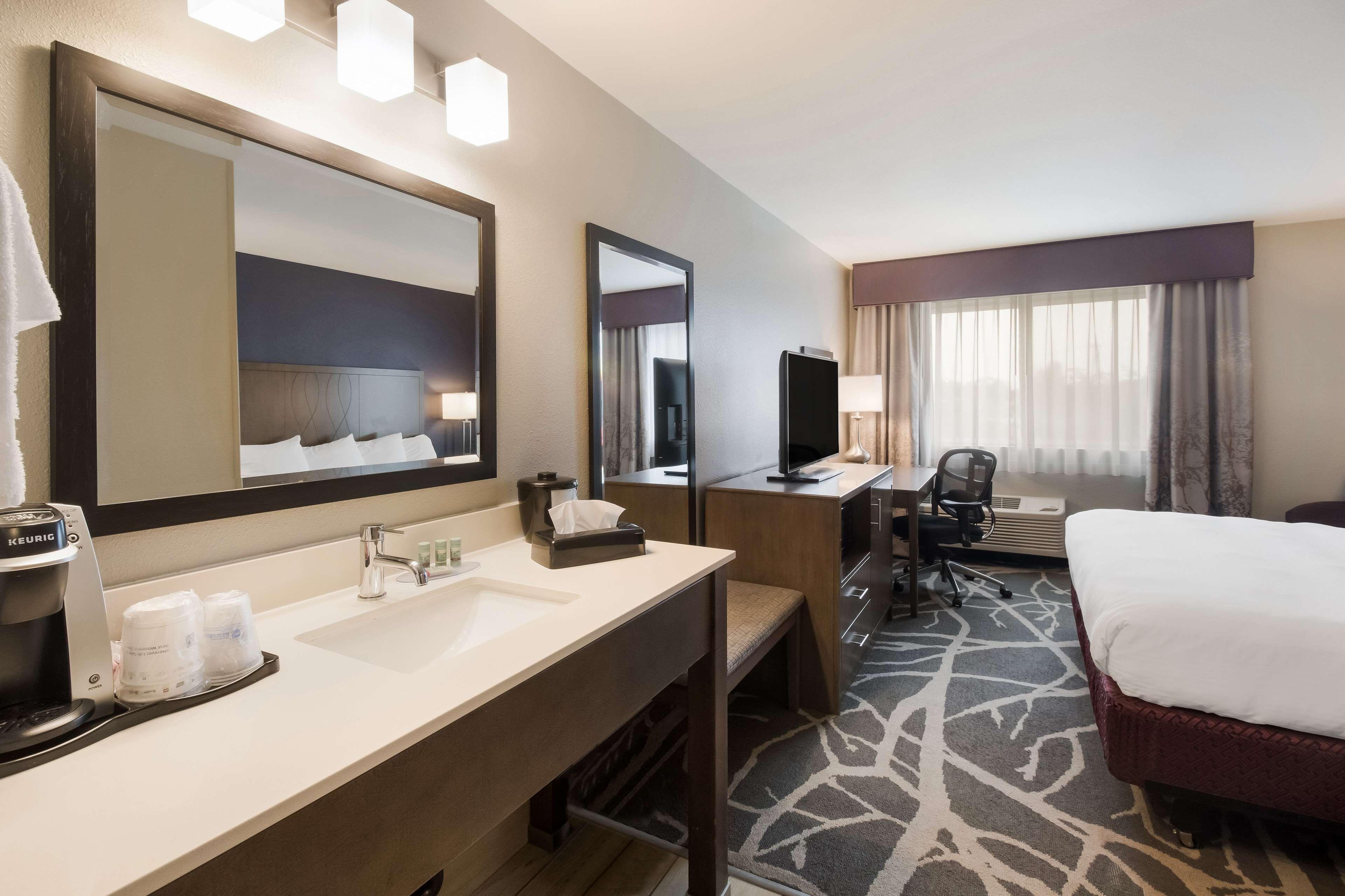 King Room Mobility Accessible Bathtub