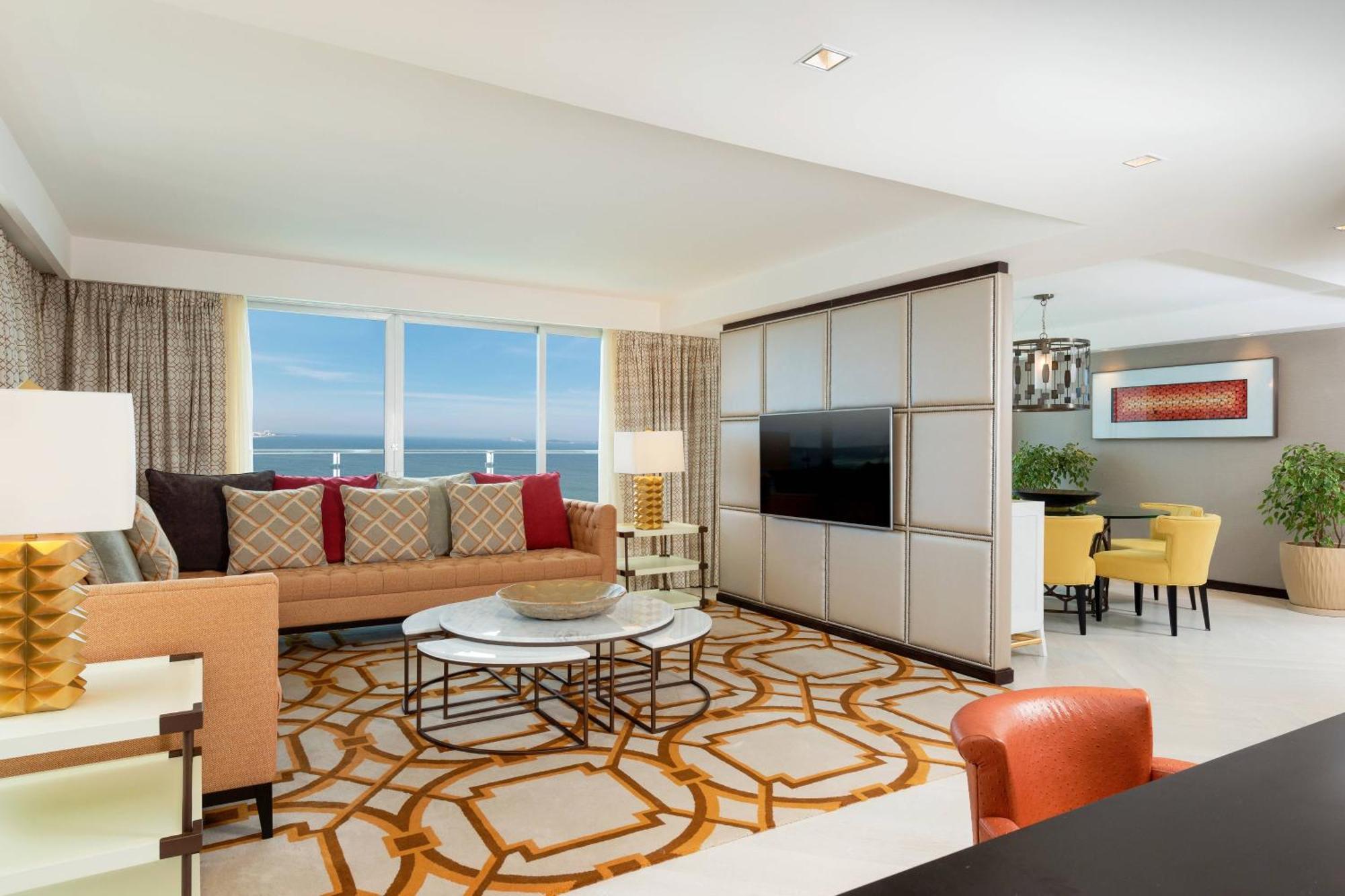 Club lounge access Vice Presidential Suite 1 King Balcony