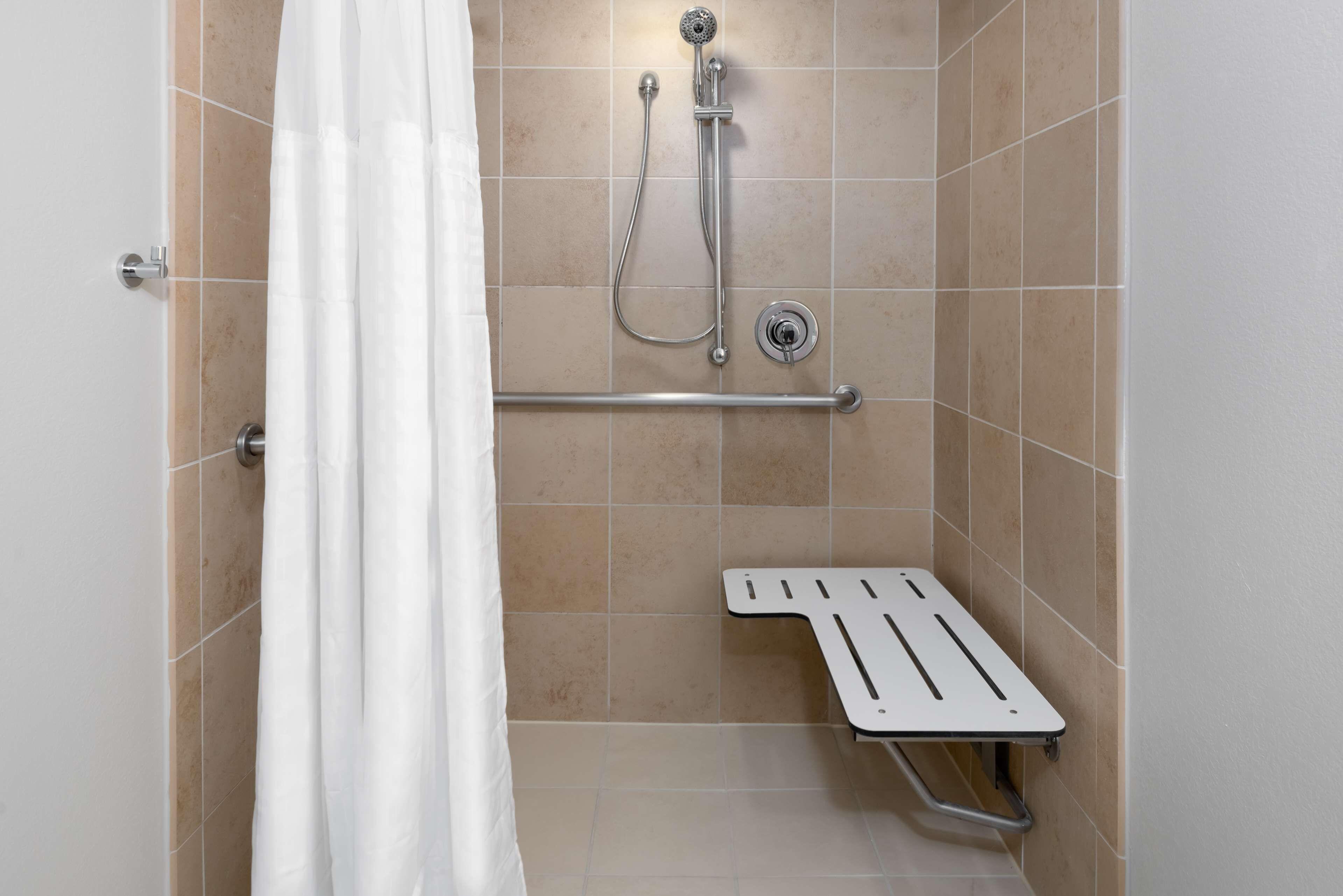 One-Bedroom King Suite Roll Shower Mobility Access or Non-Smoking