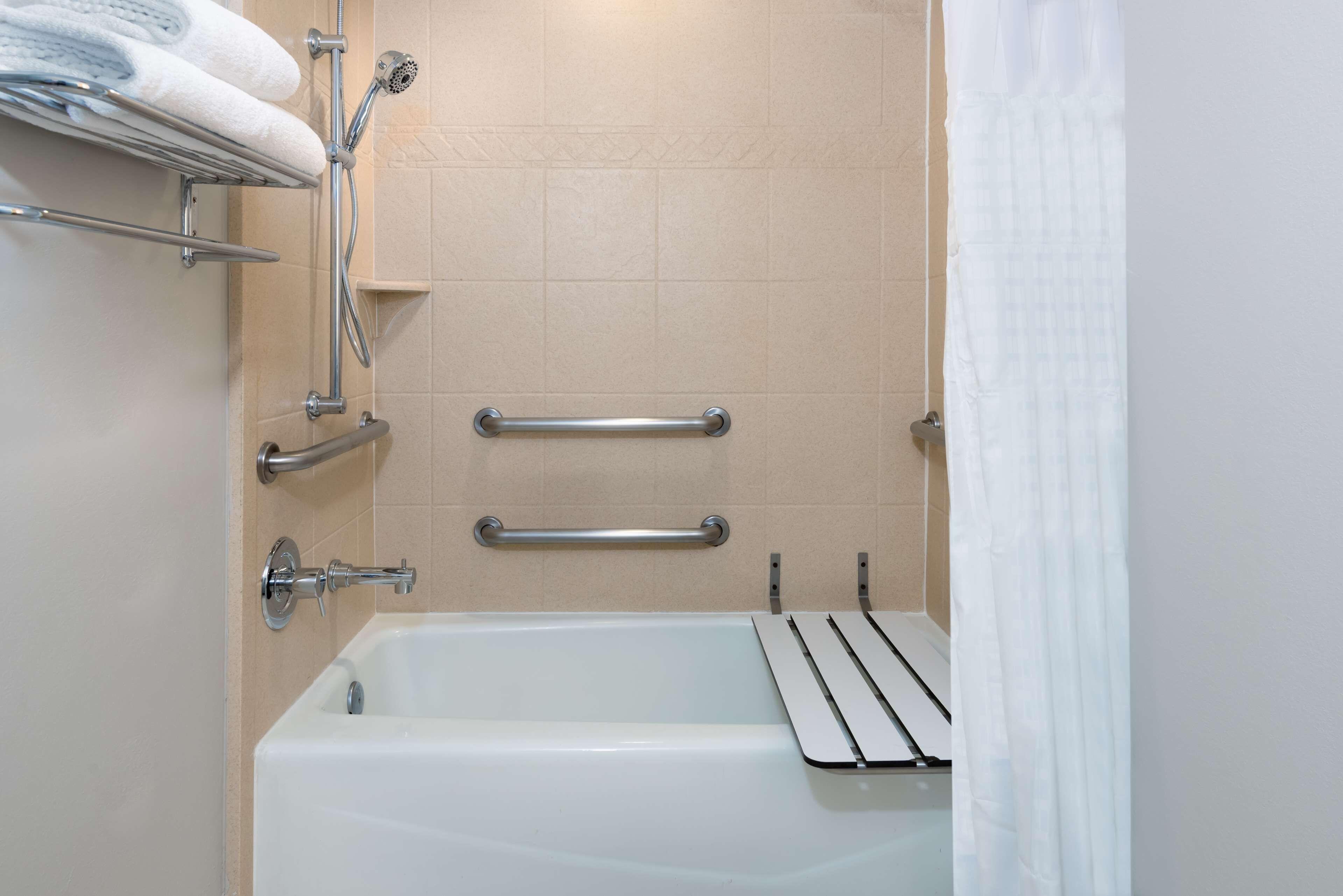 One-Bedroom King Suite Roll Shower Mobility Access or Non-Smoking
